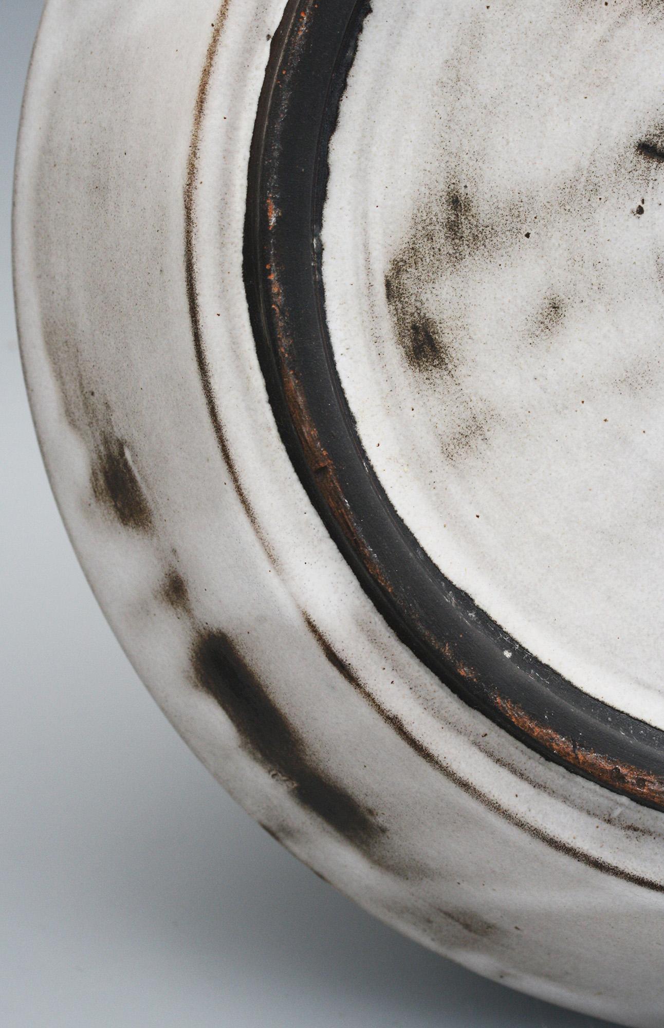 English Agnete Hoy Grey & Black Slip Glazed Large Shallow Studio Pottery Dish  For Sale