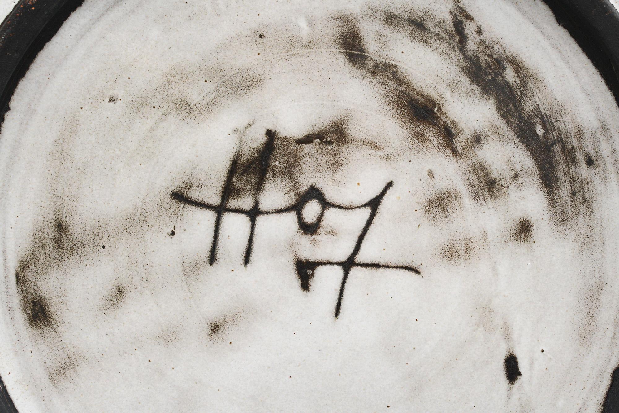 Grand plat peu profond Agnete Hoy en poterie de studio émaillée grise et noire à glissière  Bon état - En vente à Bishop's Stortford, Hertfordshire