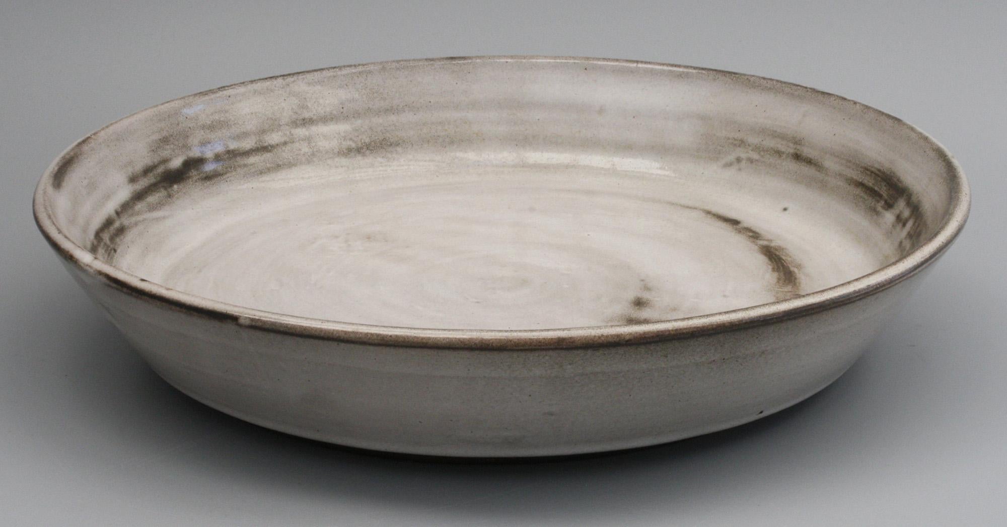 20ième siècle Grand plat peu profond Agnete Hoy en poterie de studio émaillée grise et noire à glissière  en vente
