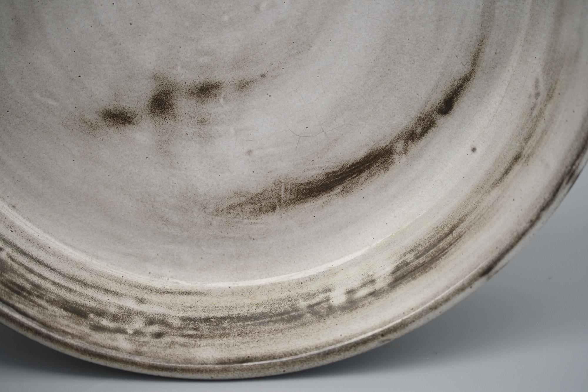 Grand plat peu profond Agnete Hoy en poterie de studio émaillée grise et noire à glissière  en vente 1
