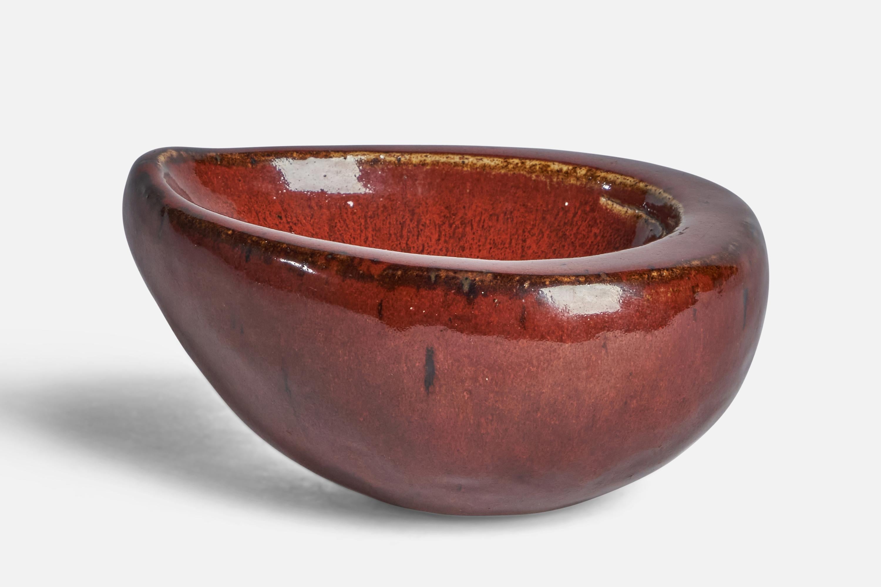 A red-glazed stoneware bowl designed by Agnete Jørgensen and produced by Bing & Grøndahl, 1960s.