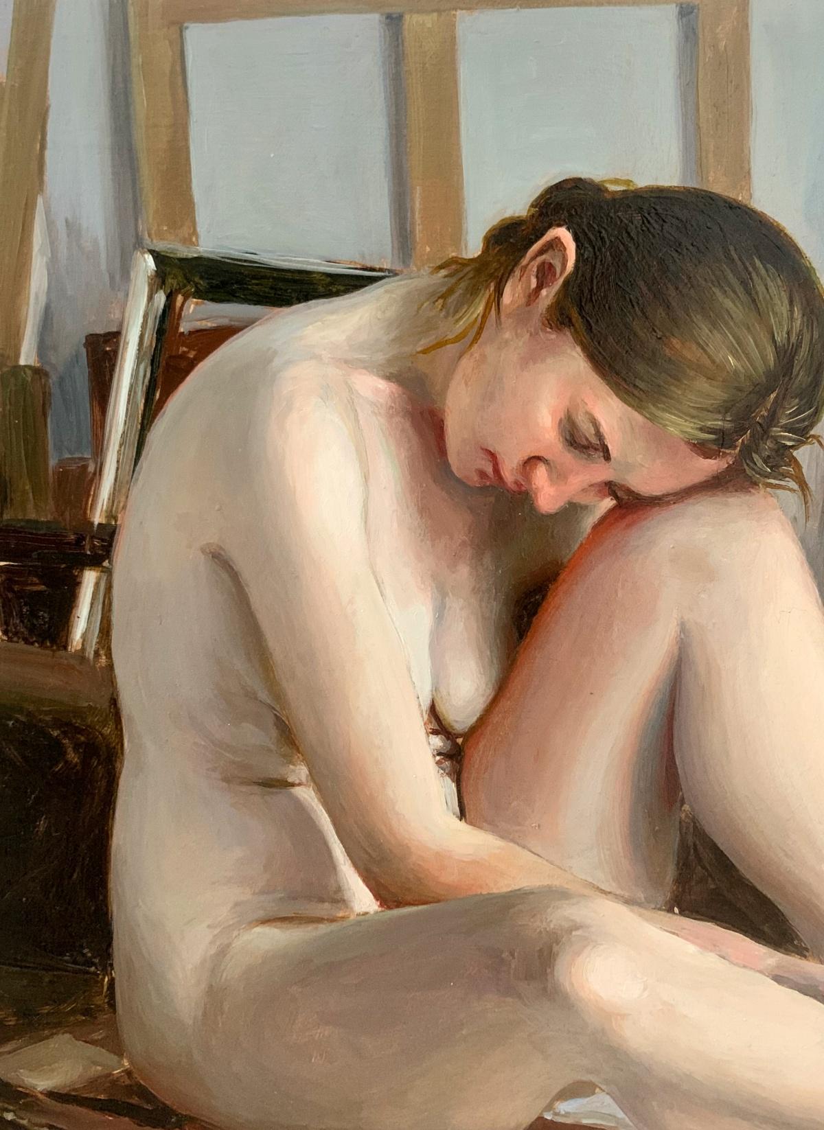 Nudo figurativo contemporaneo dipinto a olio su tavola di compensato dall'artista polacca Agnieszka Staak-Janczarska. Il dipinto raffigura una donna seduta su un tavolo che appoggia la testa sul ginocchio. La scena si svolge in un interno,