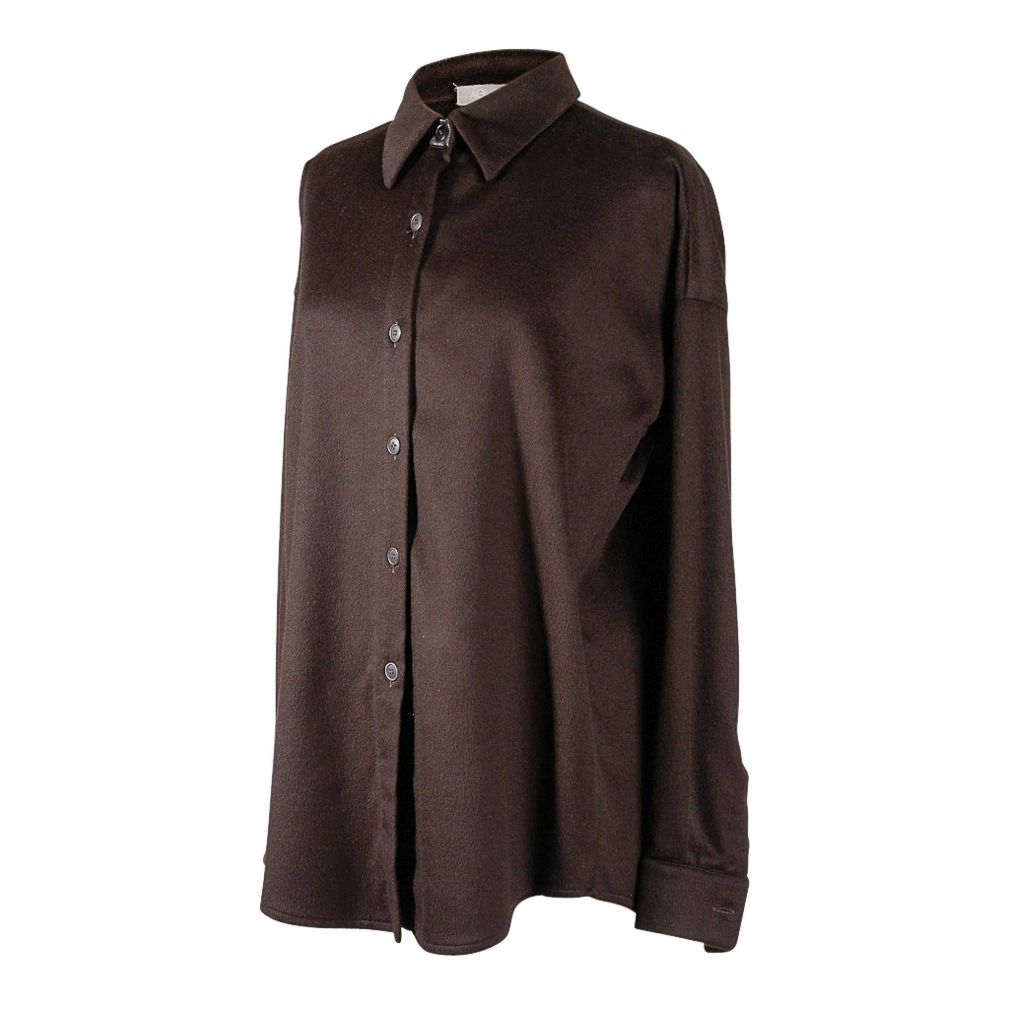 Guaranteed authentic Agnona Cashmere and Leather detailed shirt lush chocolate brown.
Underneath the collar and cuffs is velvet soft chocolate leather.
The rear yoke of the shirt has a thin leather 'loop'.
final sale

SIZE 46
USA 12

TOP MEASURES: