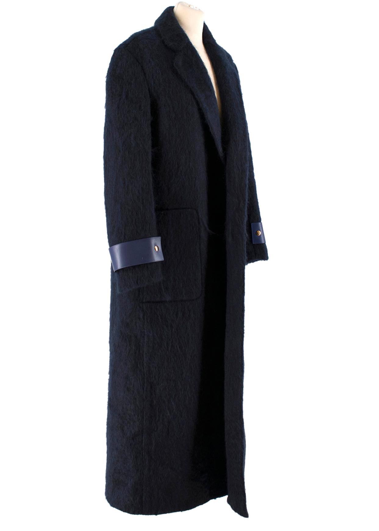 Agnona Navy Mohair Blend Coat

-Current season 

-Dark blue mohair coat
-Notched lapels
-Two front pockets
-Leather detailing at the belt and cuffs
-Slit at the back hemline
-Heavyweight mohair blend coat

Please note, these items are pre-owned and