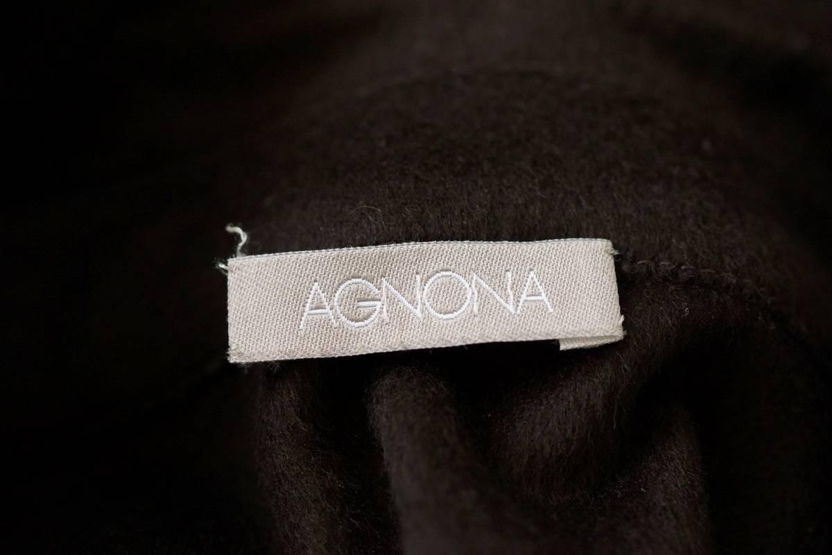 Guaranteed authentic Agnona Cashmere and Leather detailed shirt lush chocolate brown cashmere.
Underneath the collar and cuffs is velvet soft chocolate leather.
The rear yoke of the shirt has a thin leather 'loop'.
final sale

SIZE 46
USA 12

TOP