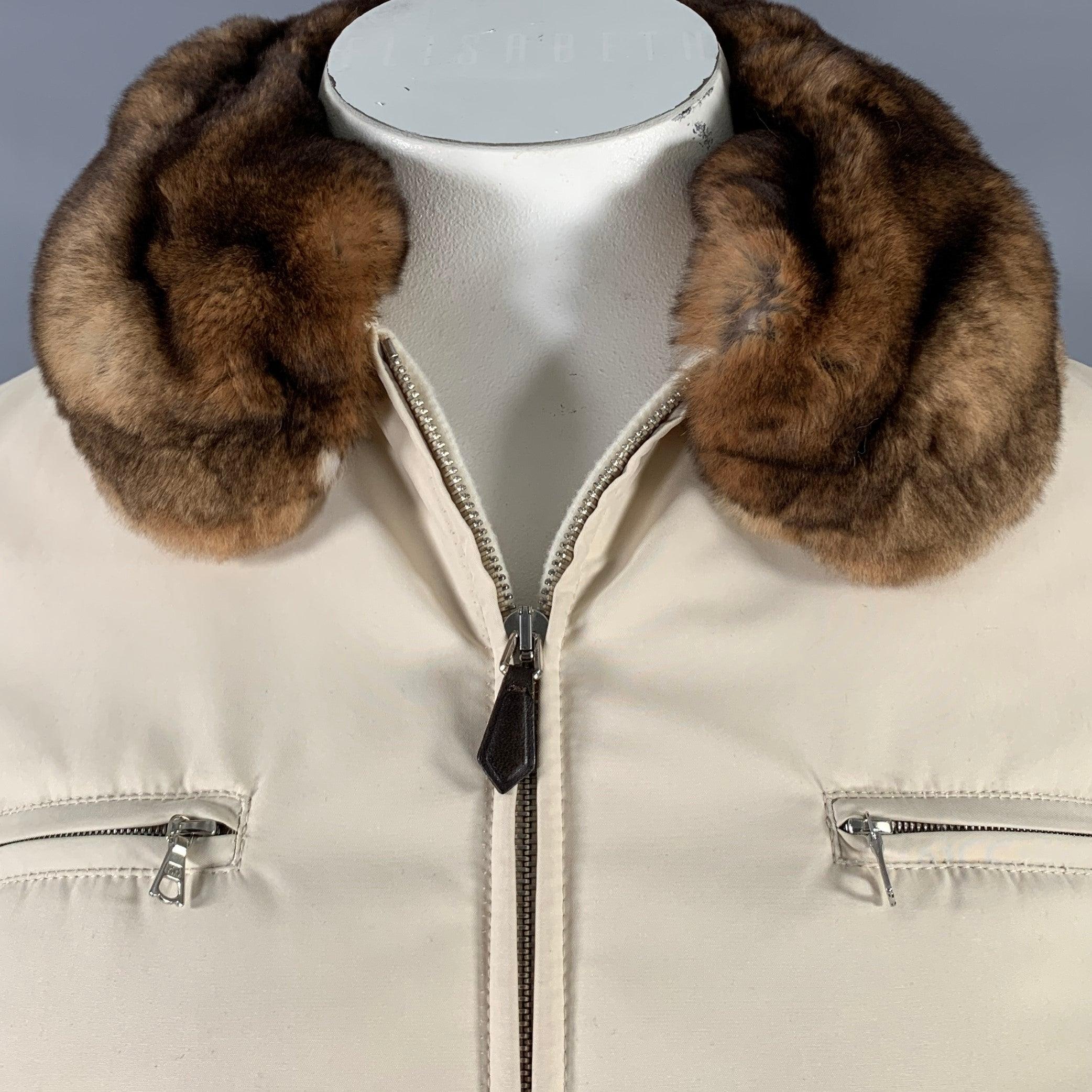 Veste Agnona
en polyester crème, avec un col en fourrure amovible doux et confortable, des poches zippées, une taille élastique et une fermeture à glissière. Fabriqué en Italie. Très bon état. Marques modérées au recto, en l'état. 

Marqué :   46