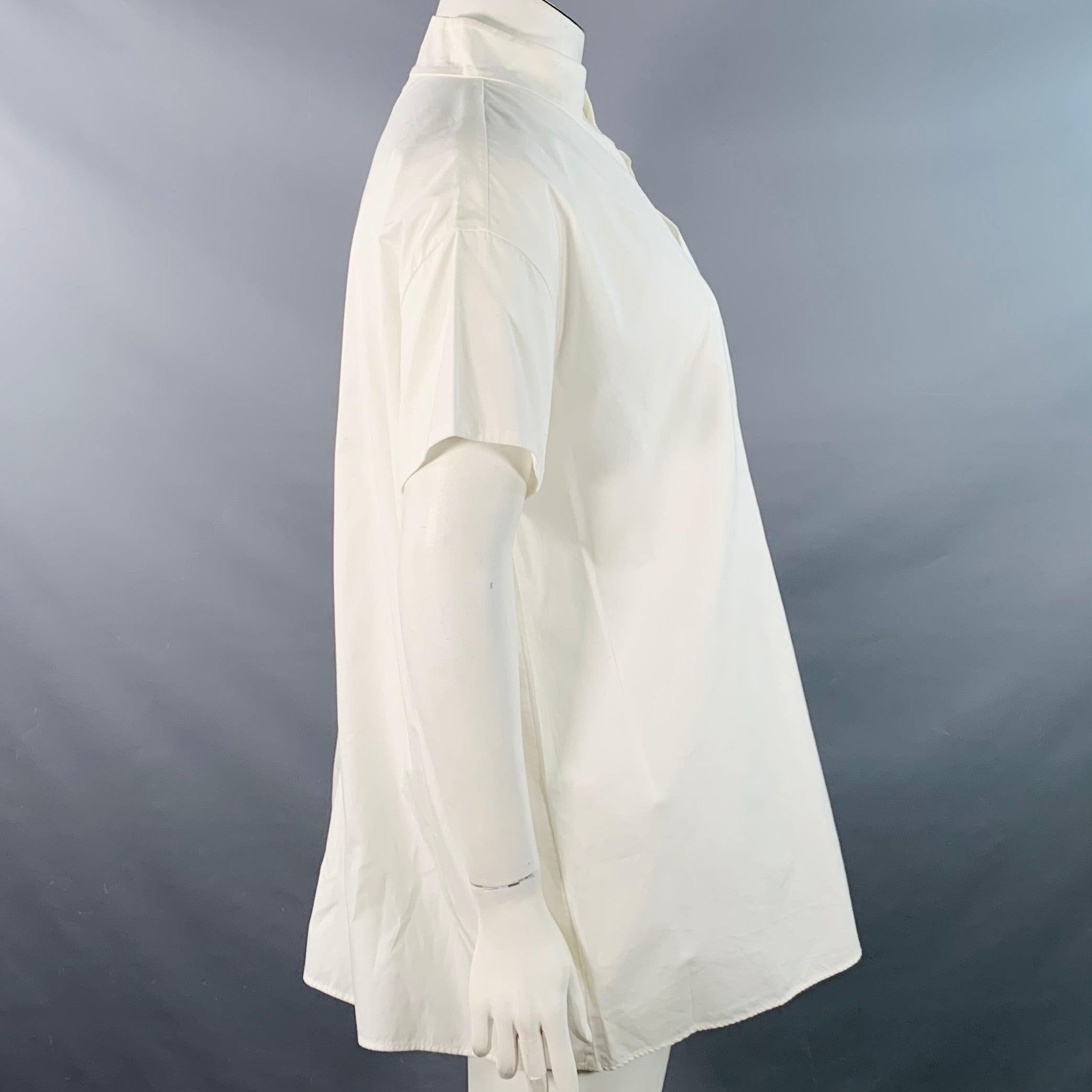 Top casual AGNONA
en tejido de algodón blanco, con mangas cortas y cuello de pico. Made in Italy. Muy buen estado de conservación. Pequeñas marcas y signos de desgaste. 

Marcado:   IT 50 

Medidas: 
 
Hombro: 21 pulgadas Busto: 51 pulgadas Manga: