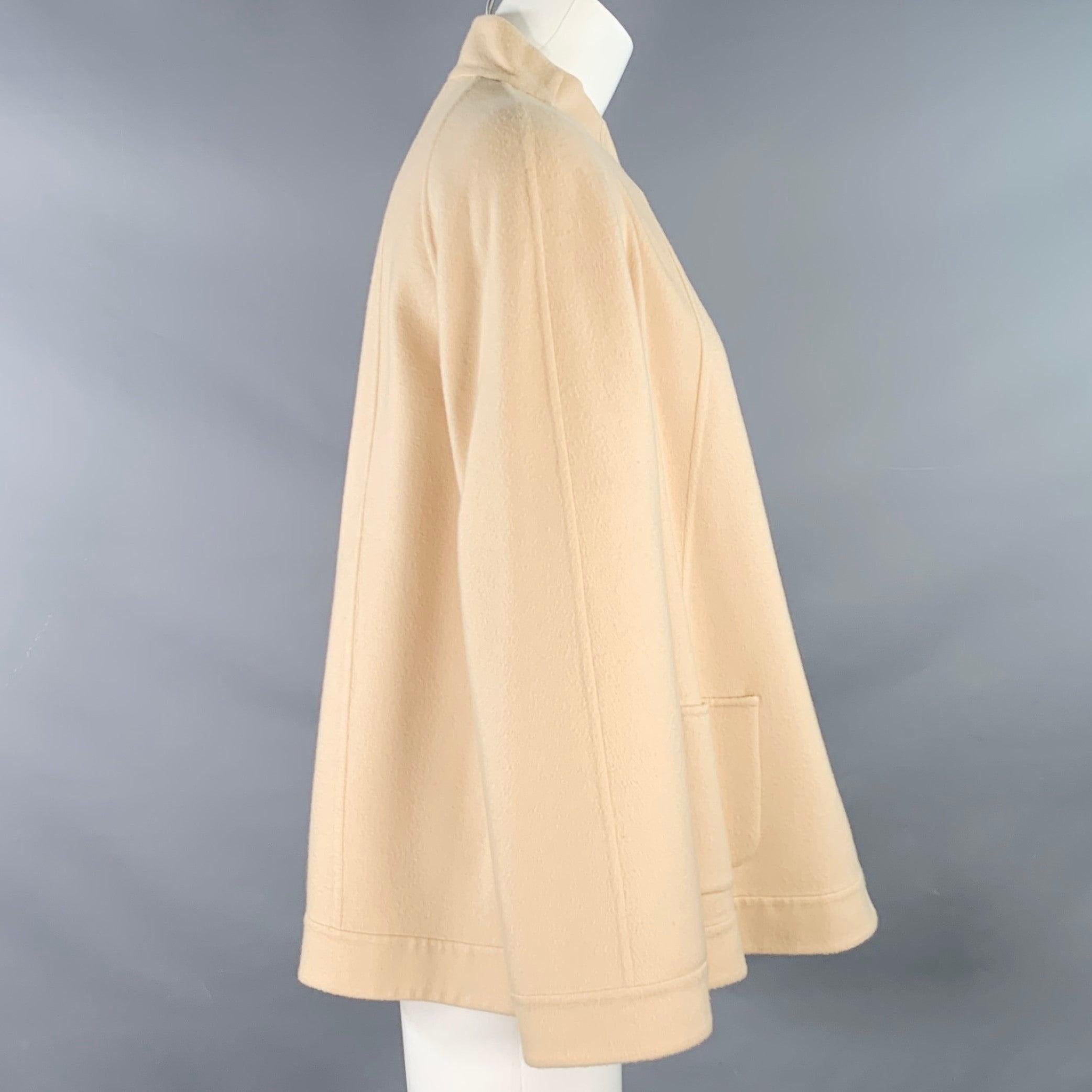 Cardigan Agnona
en cachemire beige avec des manches raglan, deux poches et une fermeture à crochet. Fabriqué en Italie. Excellent état. 

Marqué :   IT 40 

Mesures : 
 
Épaule : 16.5 pouces Buste : 38 pouces Manches : 22.5 pouces Longueur : 25.5