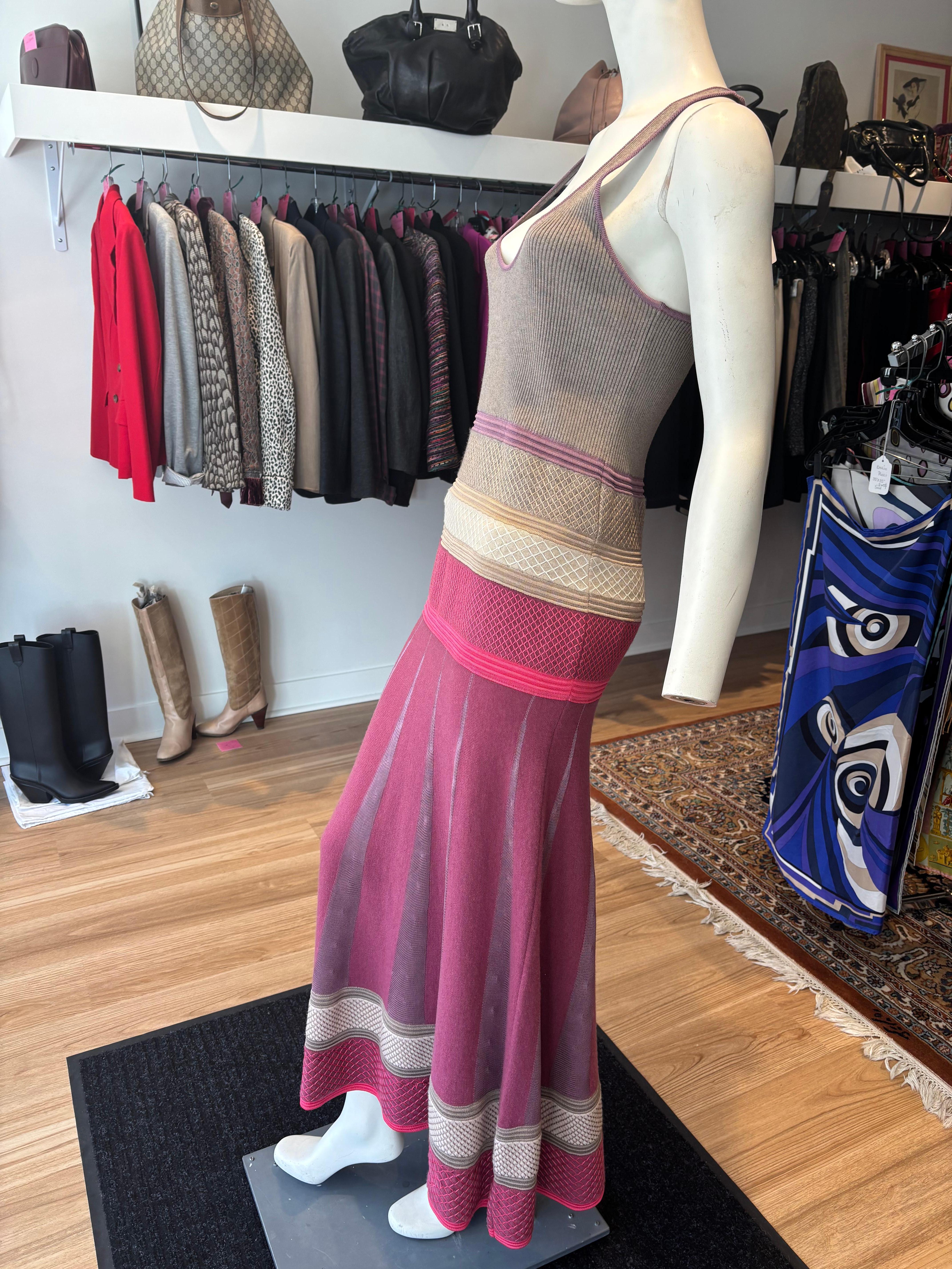 Die Marke Agnona besteht seit 1915 und ist seither stolz darauf, hochwertige MATERIALIEN zu verwenden. Zu Beginn belieferte sie französische Couture-Häuser mit ihren Stoffen.
Dieses Kleid ist aus 100% Kaschmir von höchster Qualität gefertigt. Obwohl