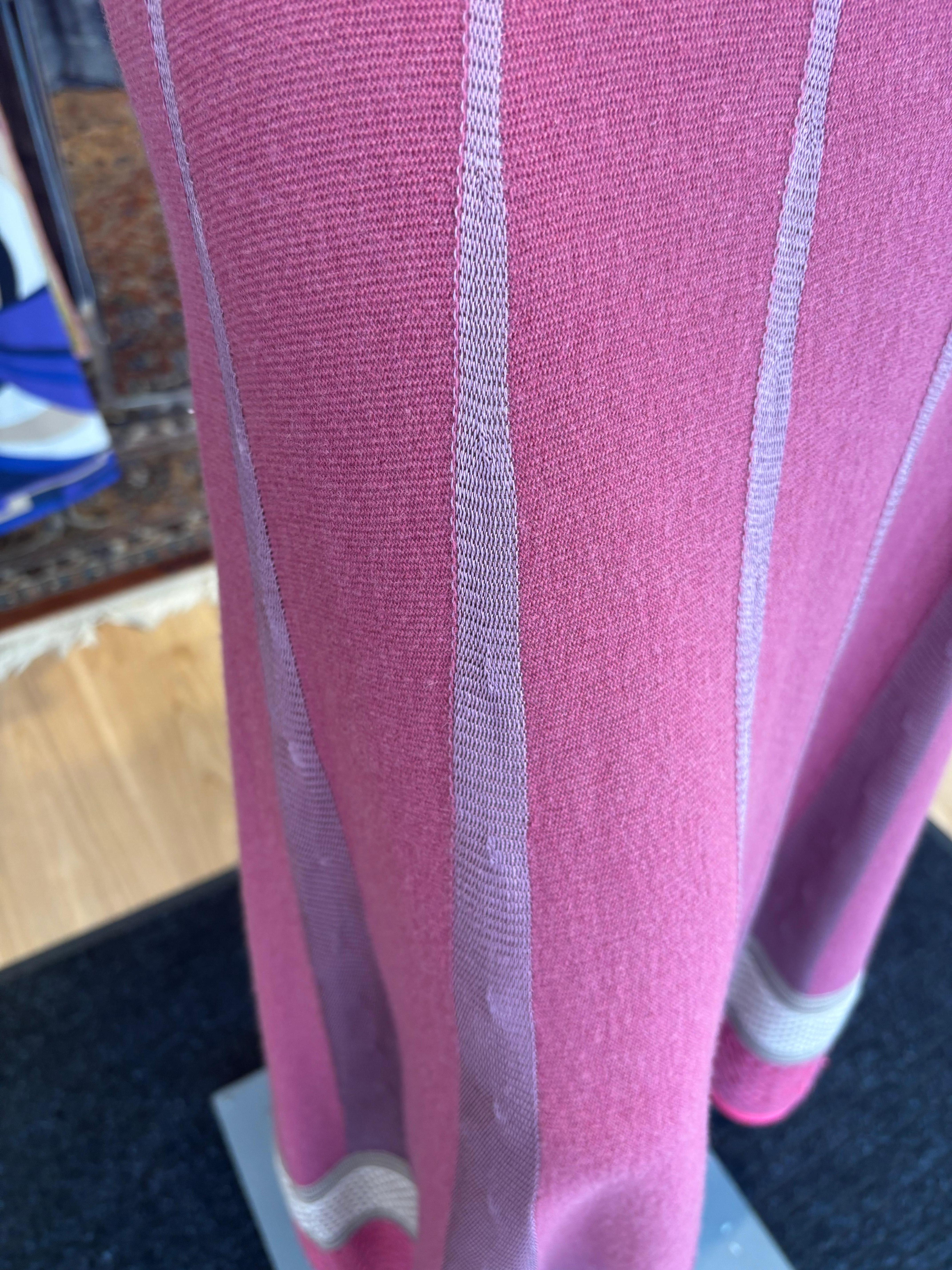 AGNONA Atemberaubendes NWT Langes Kleid aus Kaschmir. Markiert M, aber die Büste reicht von 33-38 im Angebot 1