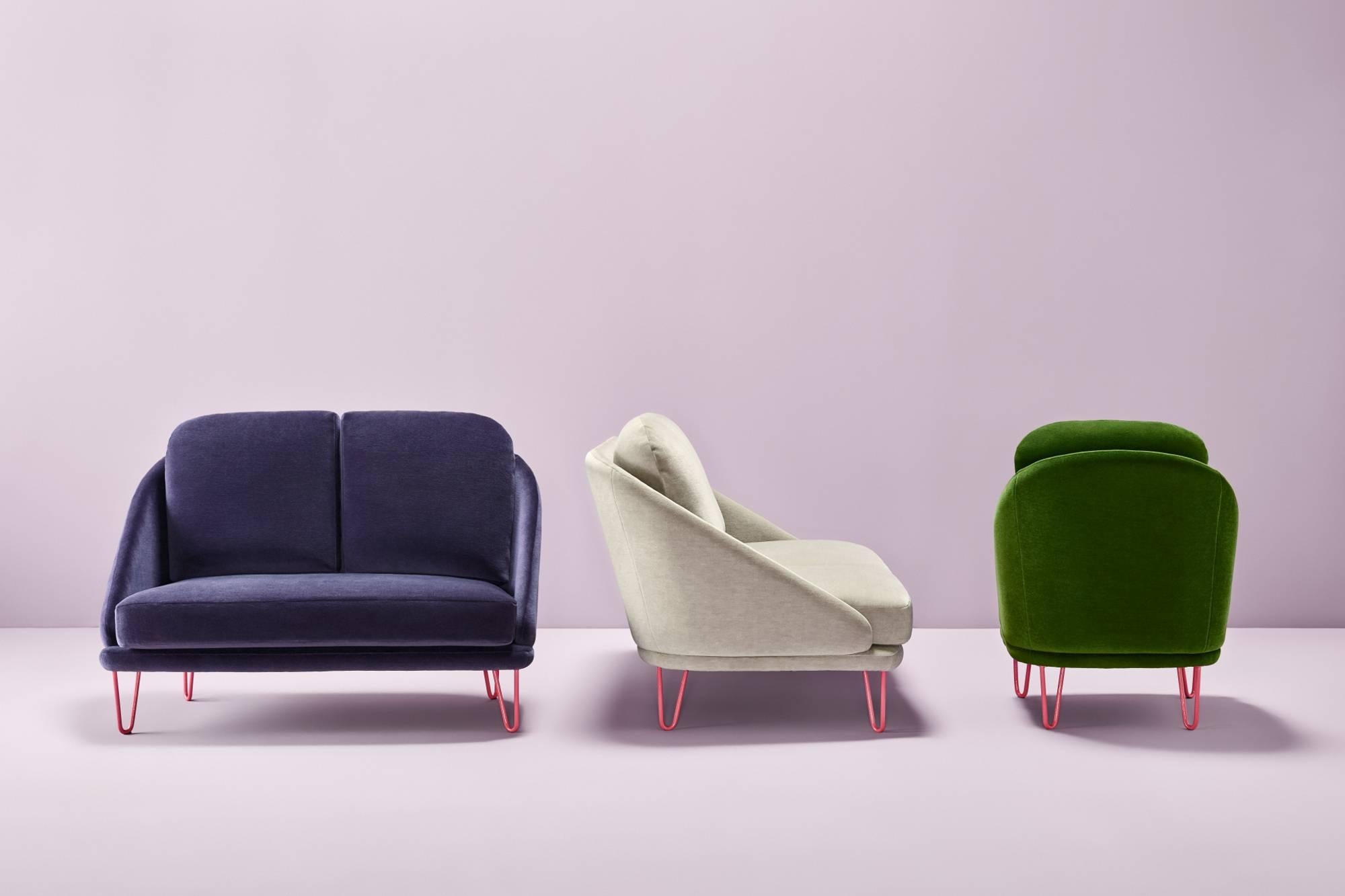 Agora Creme Sofa by Pepe Albargues
Dimensions: Height 94 cm, depth 98 cm, width 198 cm.
Materials: Iron and beech wood structure. Seat cushions stuffed with polyurethane covered with polyester fibre. Backrest cushions stuffed with 50% goose