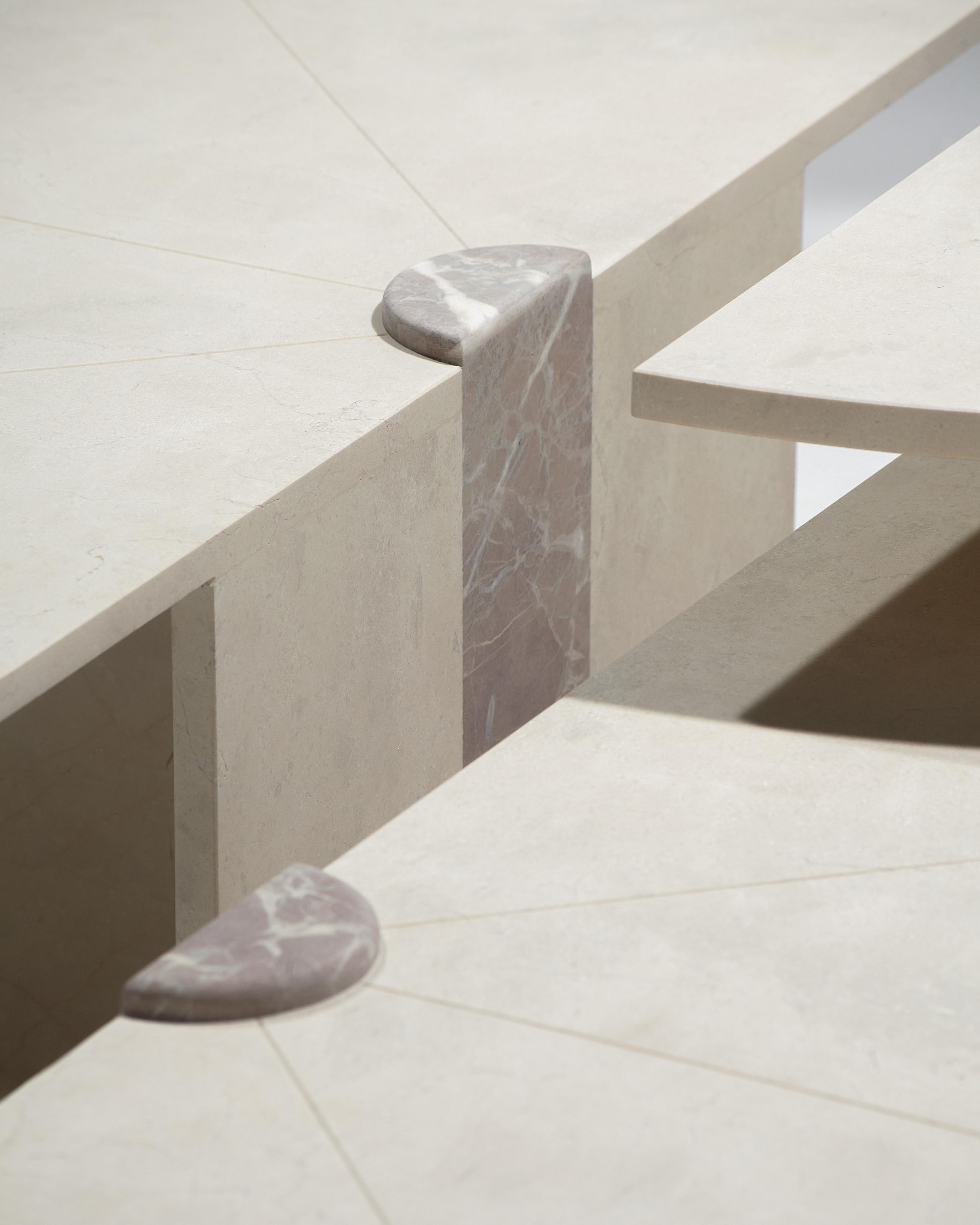 Table basse ronde en marbre de luxe Agora, rouge crème mat, Espagne
Ágora est une table basse composée de trois pièces en forme de demi-cercle et de hauteurs différentes. Les pièces d'Ágora sont réalisées en pierre calcaire espagnole, avec une