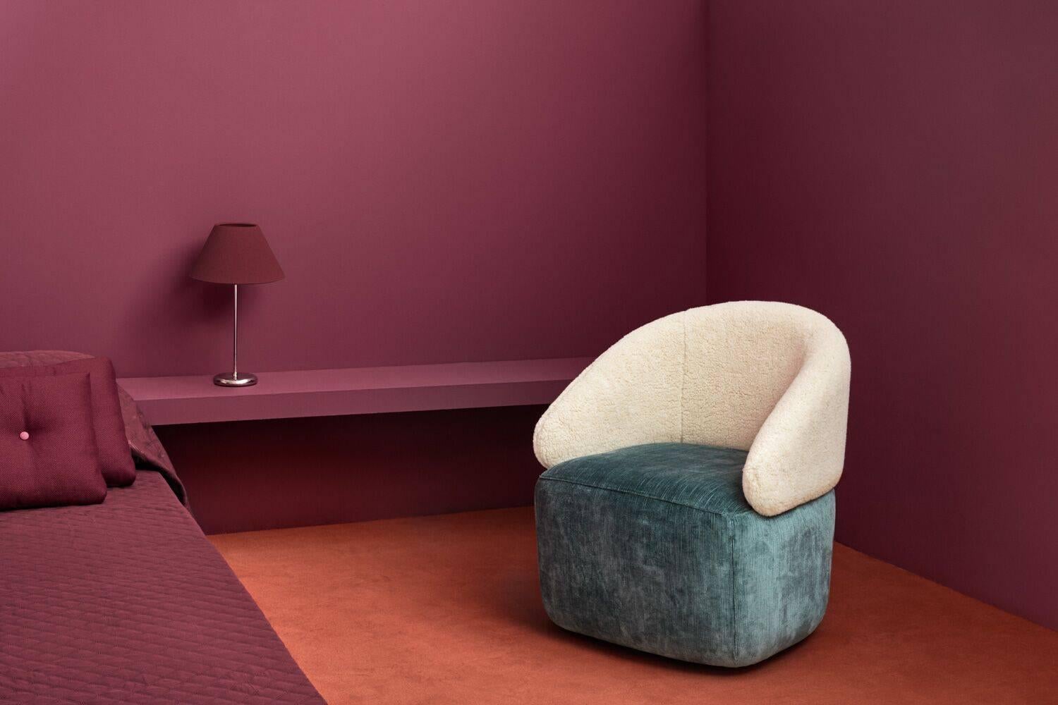 Agora petit chair by Pepe Albargues 
Dimensions: 75 x 70 x 65 cm
Available in different colors

Inspired by the volumes of the upholstered furniture from the 1970s, Agora Petit is a revision of the forms of a decade that is now back and very