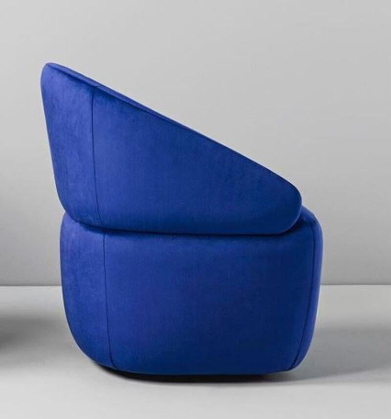 Agora petit chair by Pepe Albargues
Dimensions: 75 x 70 x 65 cm
Available in different colors

Inspired by the volumes of the upholstered furniture from the 1970s, Agora Petit is a revision of the forms of a decade that is now back and very