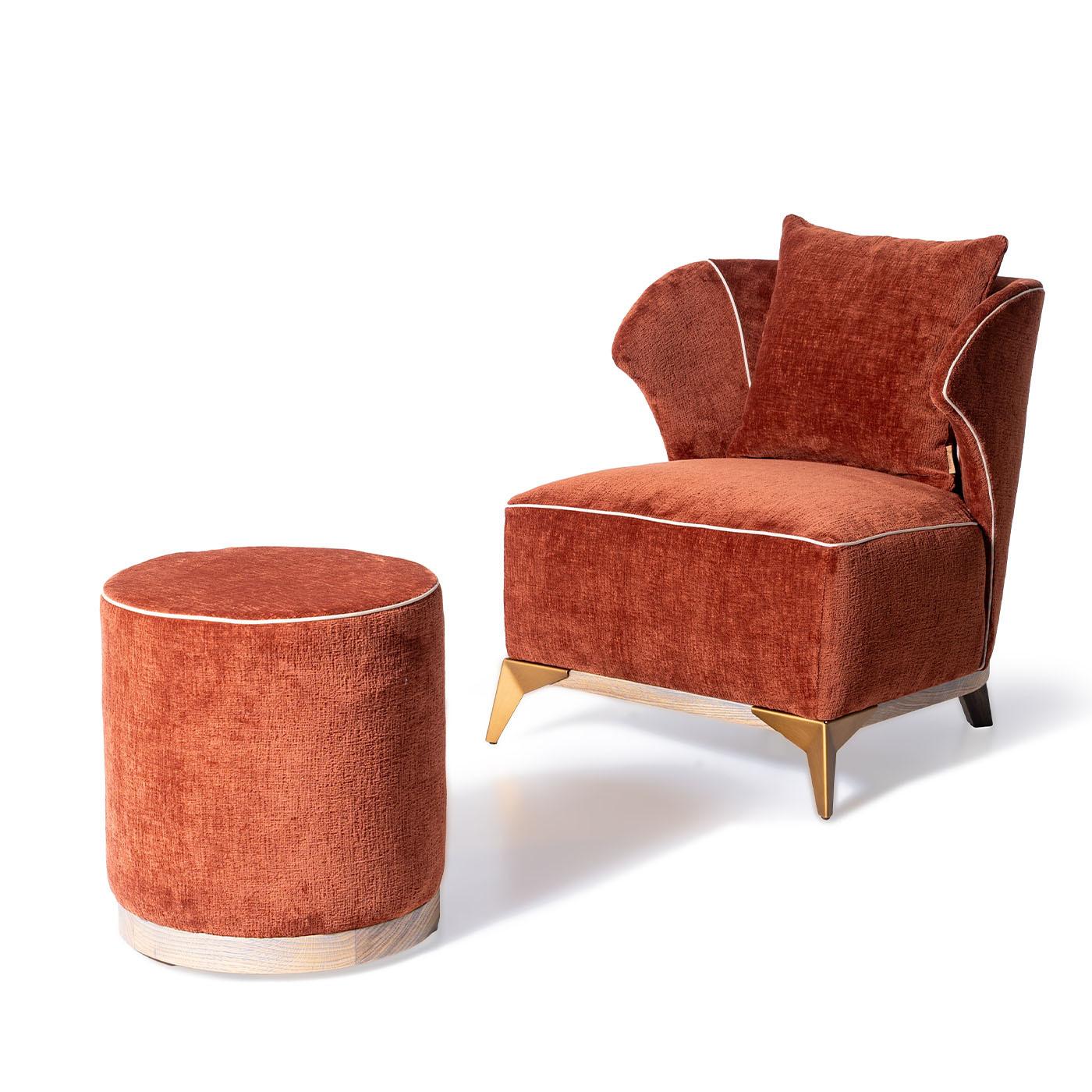 Questo pouf cilindrico è un pezzo versatile che aggiunge un tocco di calore e consistenza a qualsiasi ambiente. Rivestita in un ricco tessuto rosso, presenta un piano imbottito per il massimo comfort e una robusta base in legno per la stabilità.