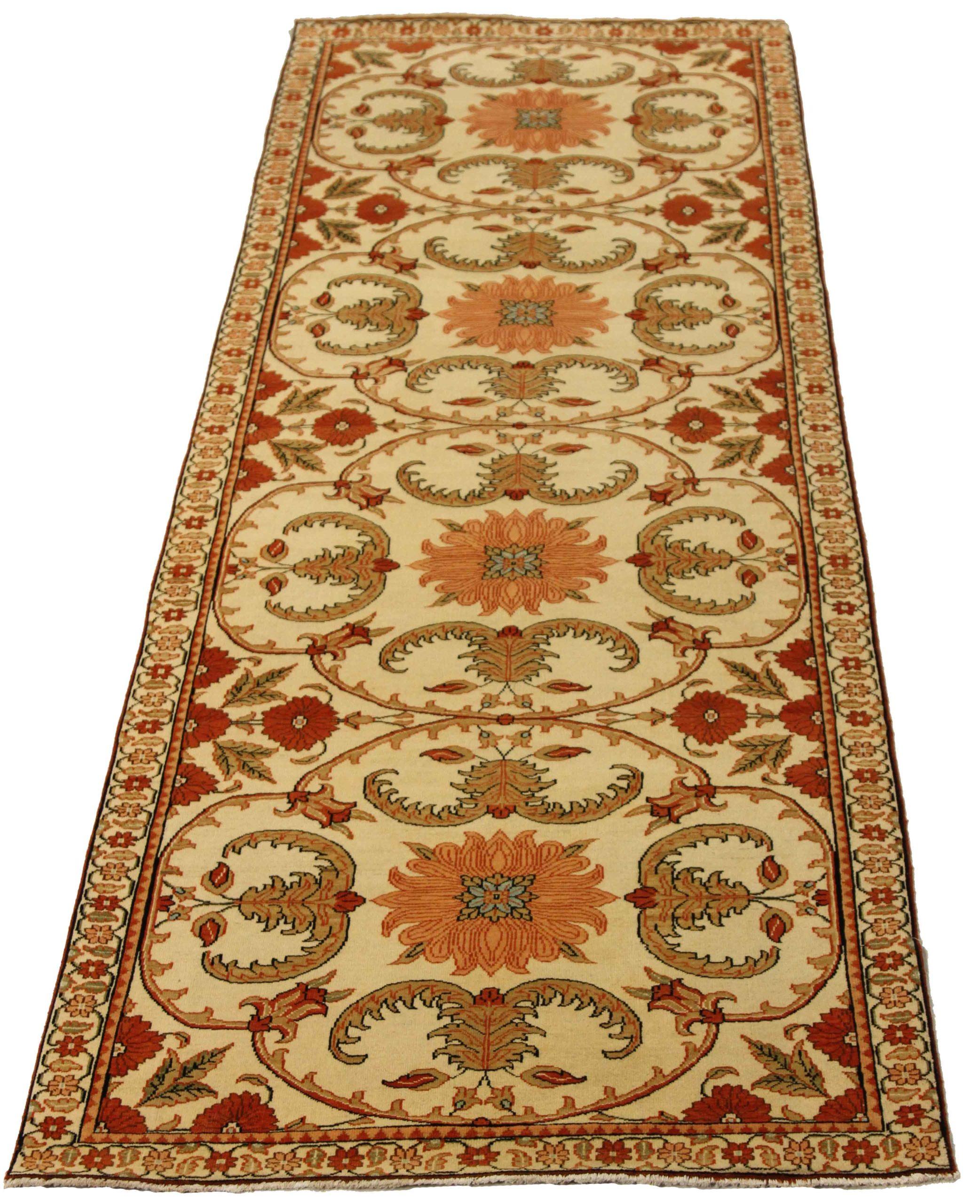 Entdecken Sie die Eleganz dieser einzigartigen Agra mit Teppichen aus der Zeit um 1990. Dieses exklusive Design, das mit viel Liebe zum Detail entworfen wurde, ist perfekt, um Ihren Raum zu verschönern.