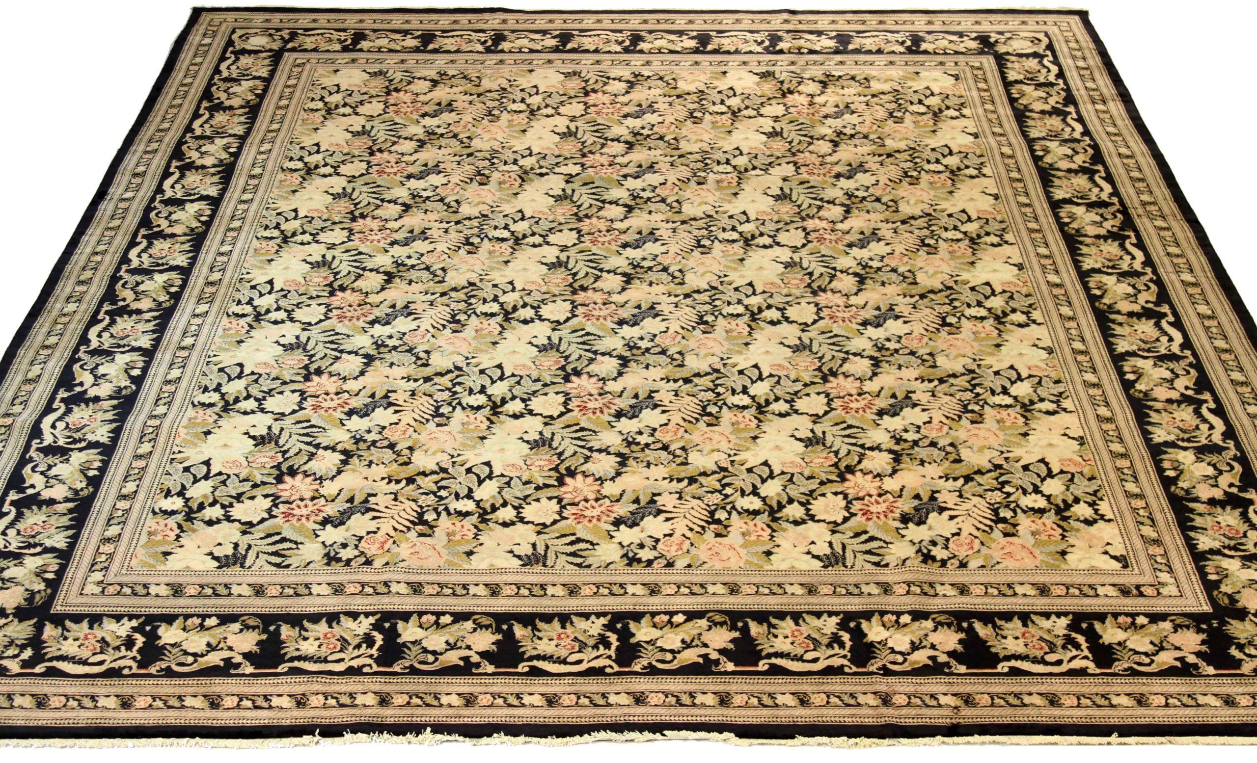 Scopri l'eleganza di questo tappeto Agra, unico nel suo genere e caratterizzato da tappeti CIRCA 1990. Progettato con una meticolosa attenzione ai dettagli, questo design esclusivo è perfetto per valorizzare il tuo spazio.