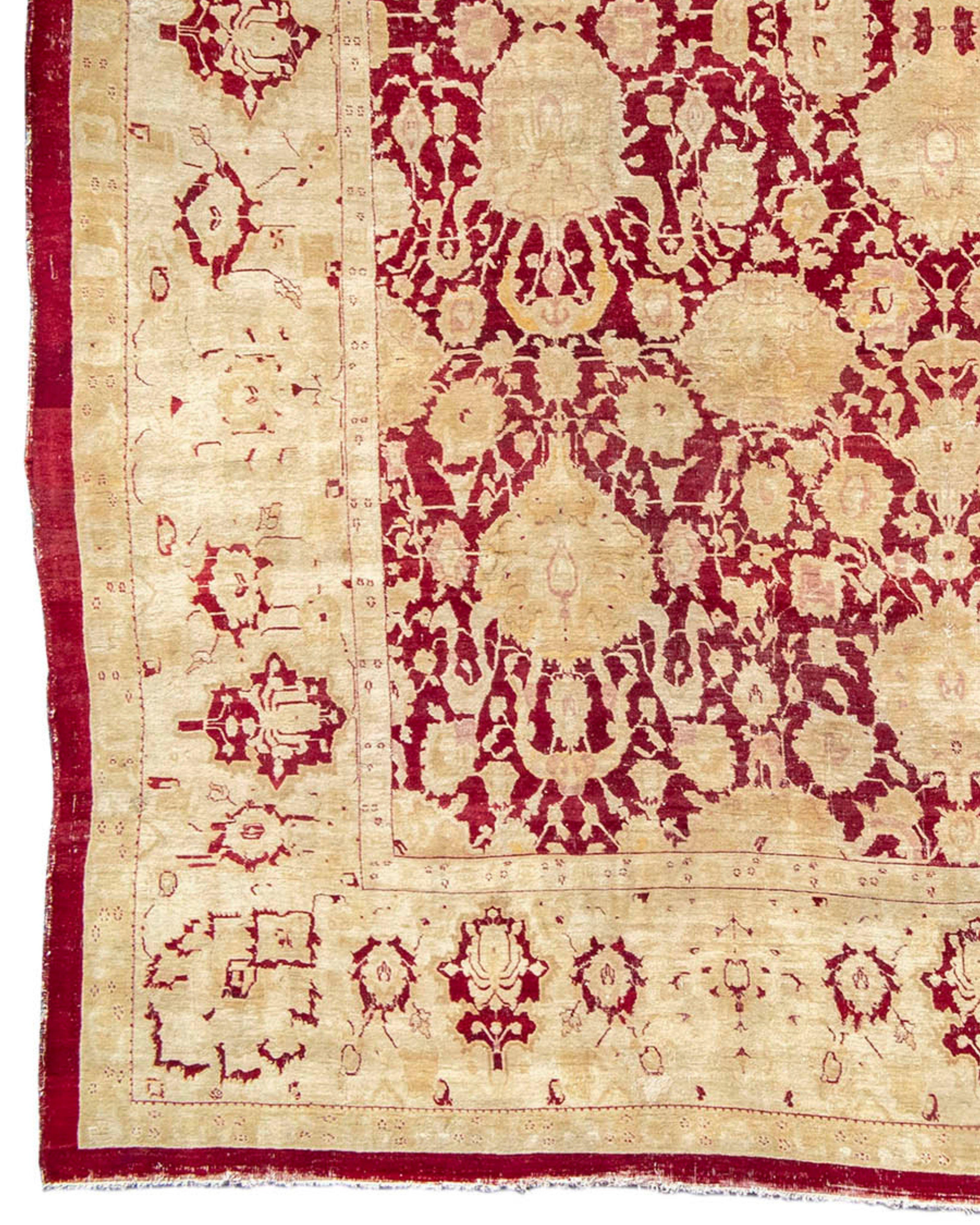 Antiker großer roter und goldener Agra-Teppich, spätes 19. Jahrhundert (Indisch) im Angebot