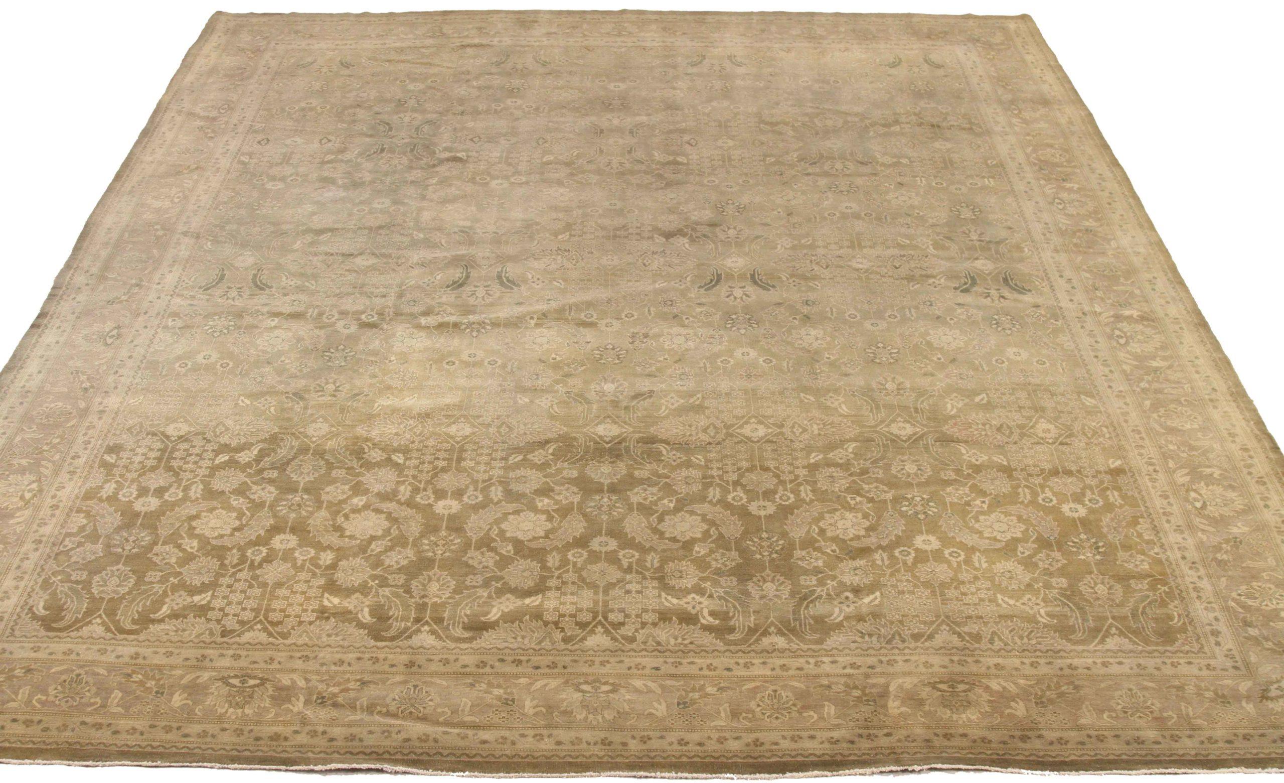 Entdecken Sie die Eleganz dieser einzigartigen Agra mit ihrer wunderschönen Handwerkskunst von CIRCA 1880. Dieses exklusive Design, das mit viel Liebe zum Detail entworfen wurde, ist perfekt, um Ihren Raum zu verschönern.