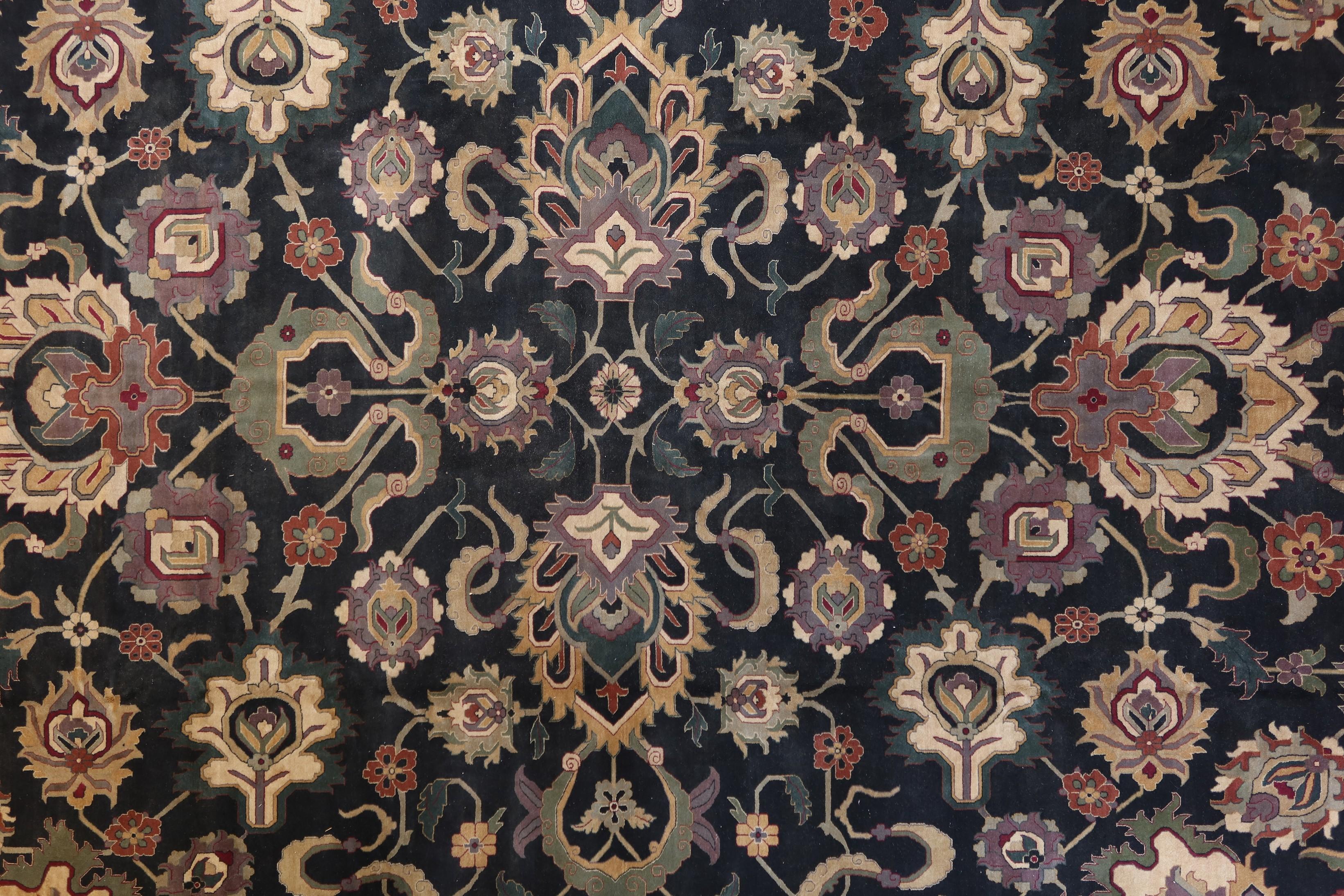 Die Woven Arts-Teppichkollektion ist eine sehr genaue Nachbildung der originalen indischen Agra-Hof-Teppiche aus dem 17. und 18. Hochwertiges neuseeländisches Garn wird in feiner Handarbeit zu diesen luxuriösen Teppichen geknüpft, die ungewöhnlich