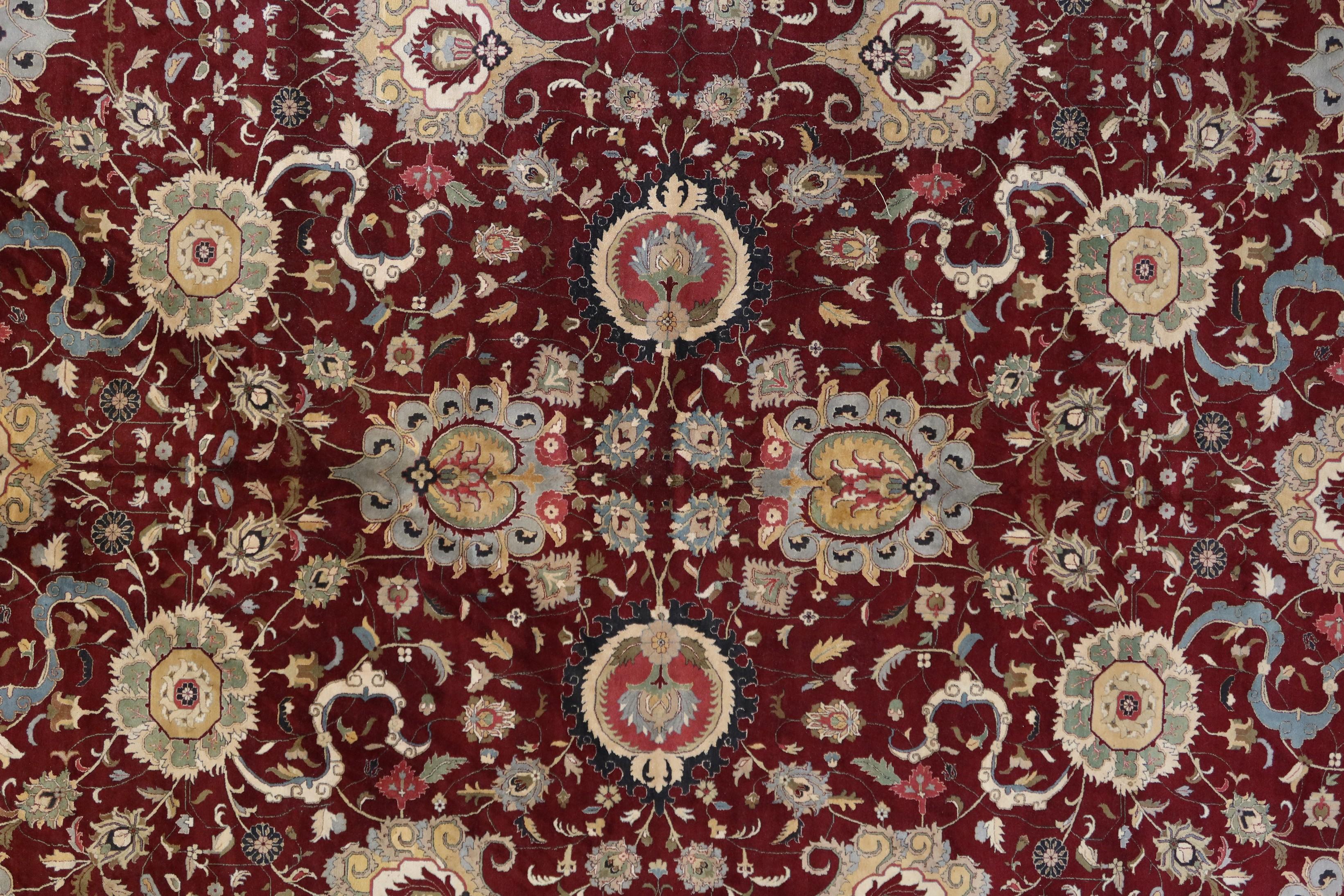 Die Woven Arts Teppichkollektion ist eine sehr genaue Nachbildung der historischen Agra-Teppiche des 18. und 19. Jahrhunderts. Hochwertiges neuseeländisches Garn wird in feiner Handarbeit zu diesen luxuriösen Teppichen geknüpft, die ungewöhnlich