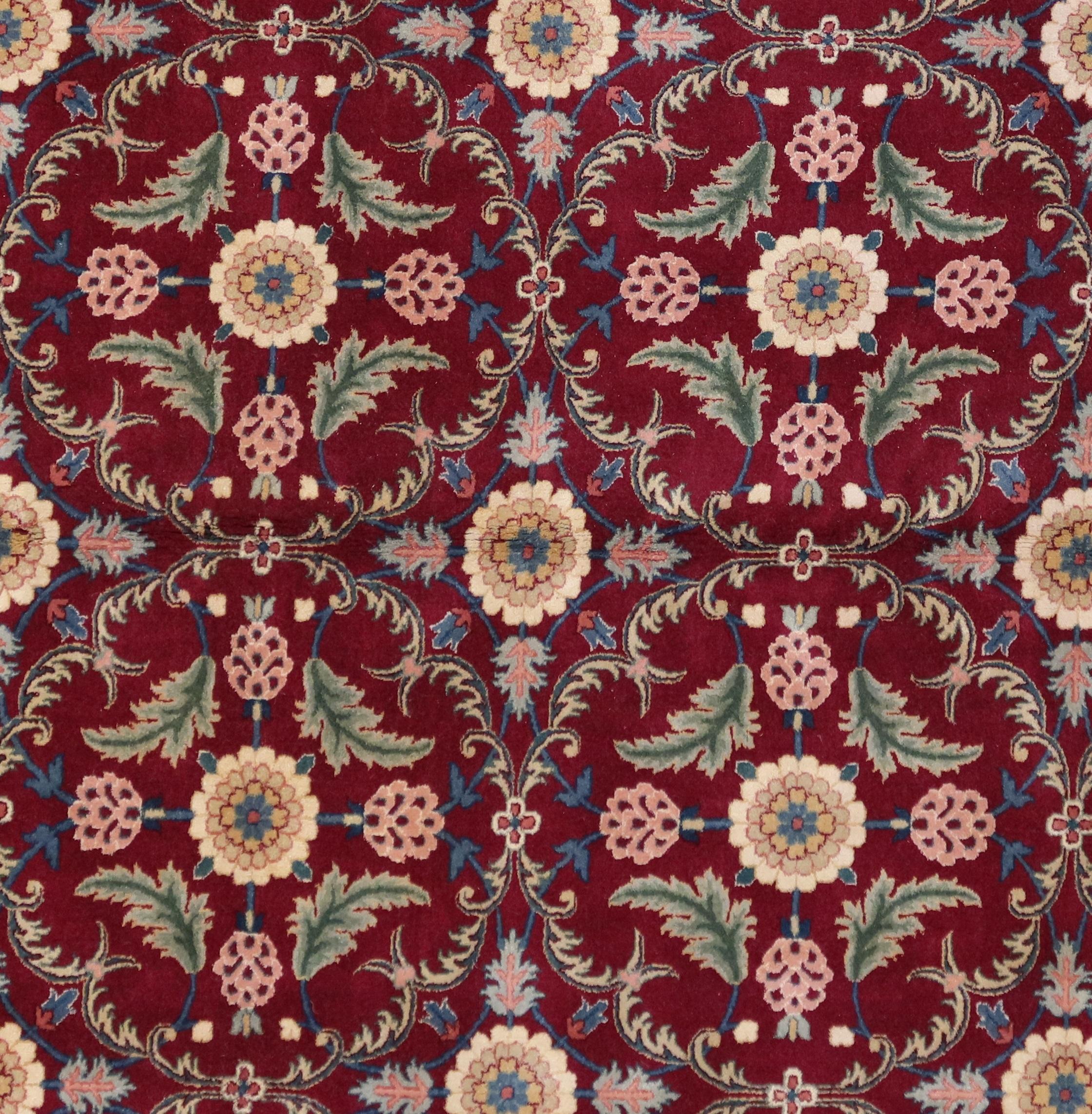 Agra Handgeknüpfter Teppich aus neuseeländischer Wolle in burgunderroter und grüner, feiner Qualität, auf Lager (21. Jahrhundert und zeitgenössisch) im Angebot