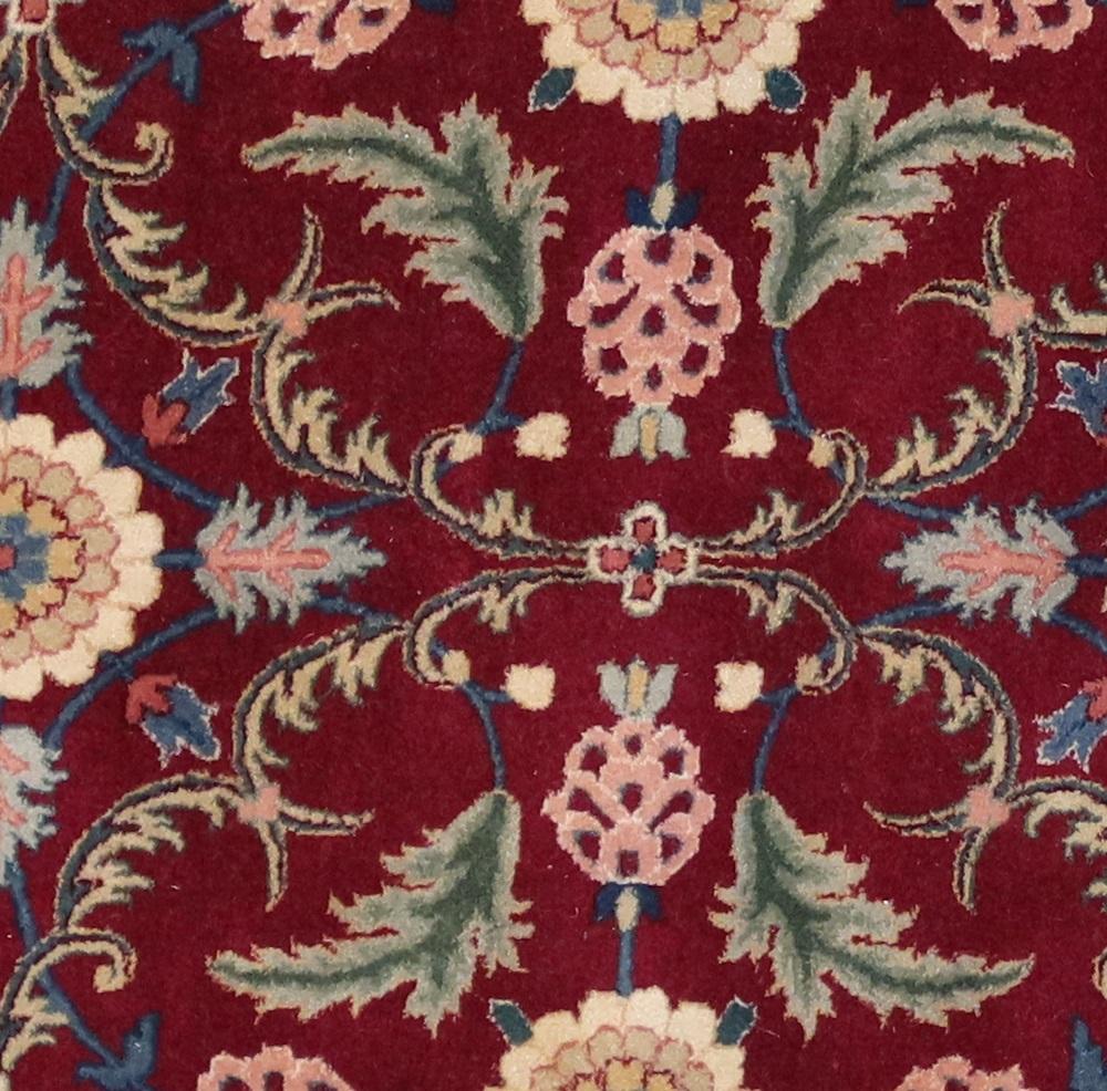 Agra Handgeknüpfter Teppich aus neuseeländischer Wolle in burgunderroter und grüner, feiner Qualität, auf Lager im Angebot 1