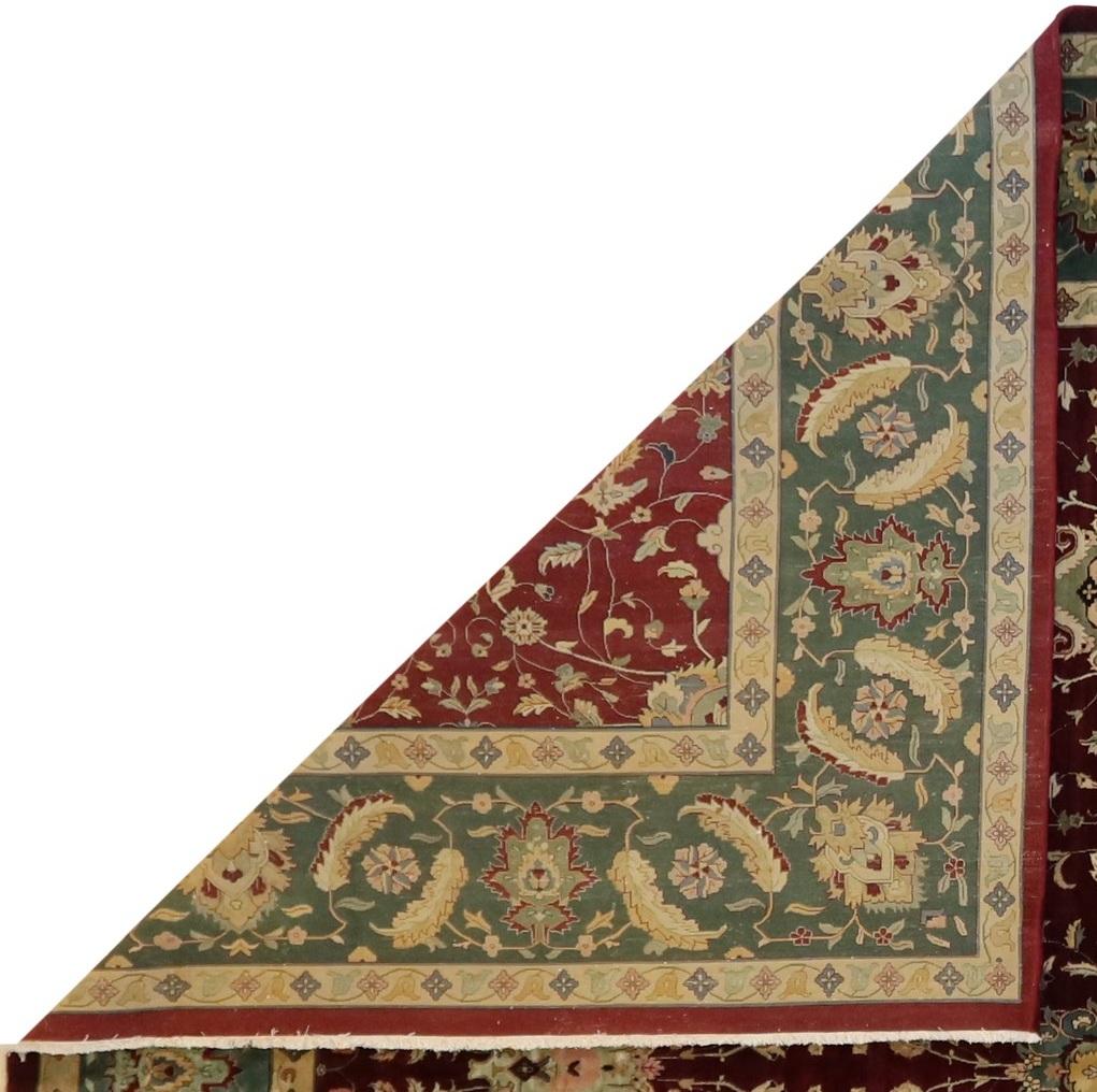 Agra Handgeknüpfter Teppich aus neuseeländischer Wolle in burgunderroter und grüner, feiner Qualität, auf Lager im Angebot 2