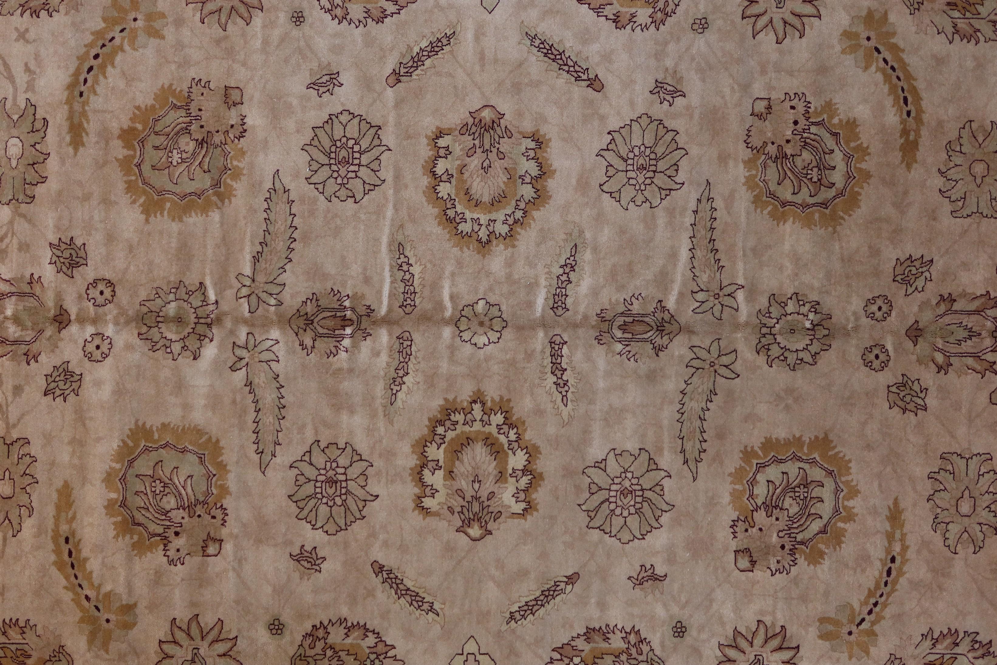 La collection de tapis Woven Arts est une recréation très précise des tapis originaux de la cour de l'Inde Agra du 17ème et 18ème siècle. Des fils néo-zélandais de haute qualité sont finement noués à la main pour créer ces tapis de luxe aux