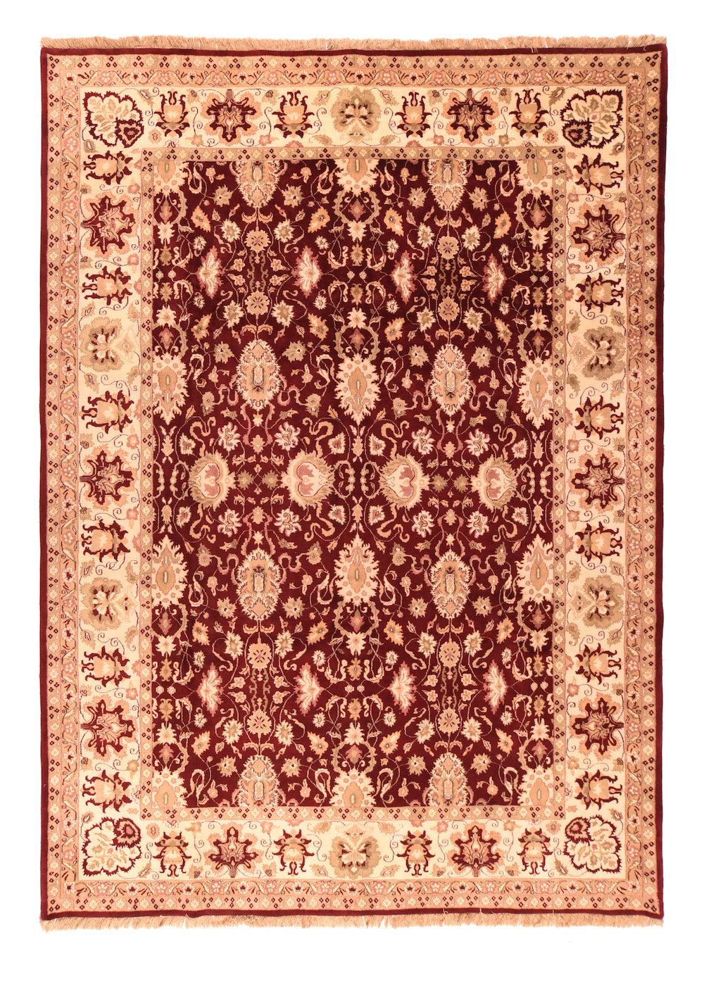 Agra Teppich 8'9'' x 12'0''. Das reichhaltige schokoladenfarbene Feld zeigt drei horizontale Reihen fauler und aufrechter zerrissener Palmetten in der Mitte und einzelne Reihen gebrochener Palmetten an den Enden, mit schlängelnden Wolkenbändern