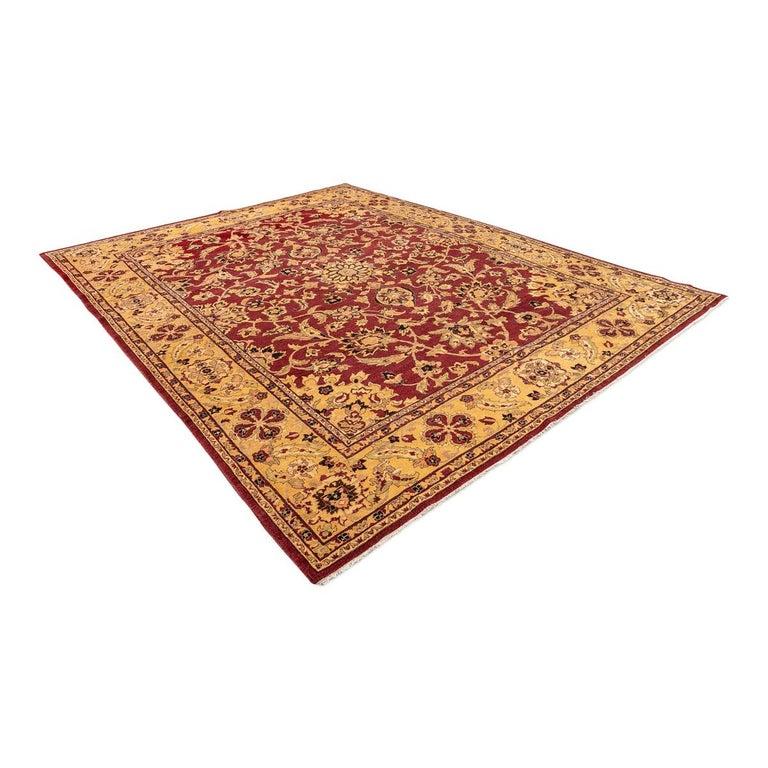 Das Design des Teppichs stammt aus Agra und wurde für den englischen Markt dieser Zeit entwickelt.
- Das zentrale Feld besteht aus großen Palmetten, Blumen und verflochtenen Zweigen in verschiedenen Größen und Formen.
- Zu den verwendeten