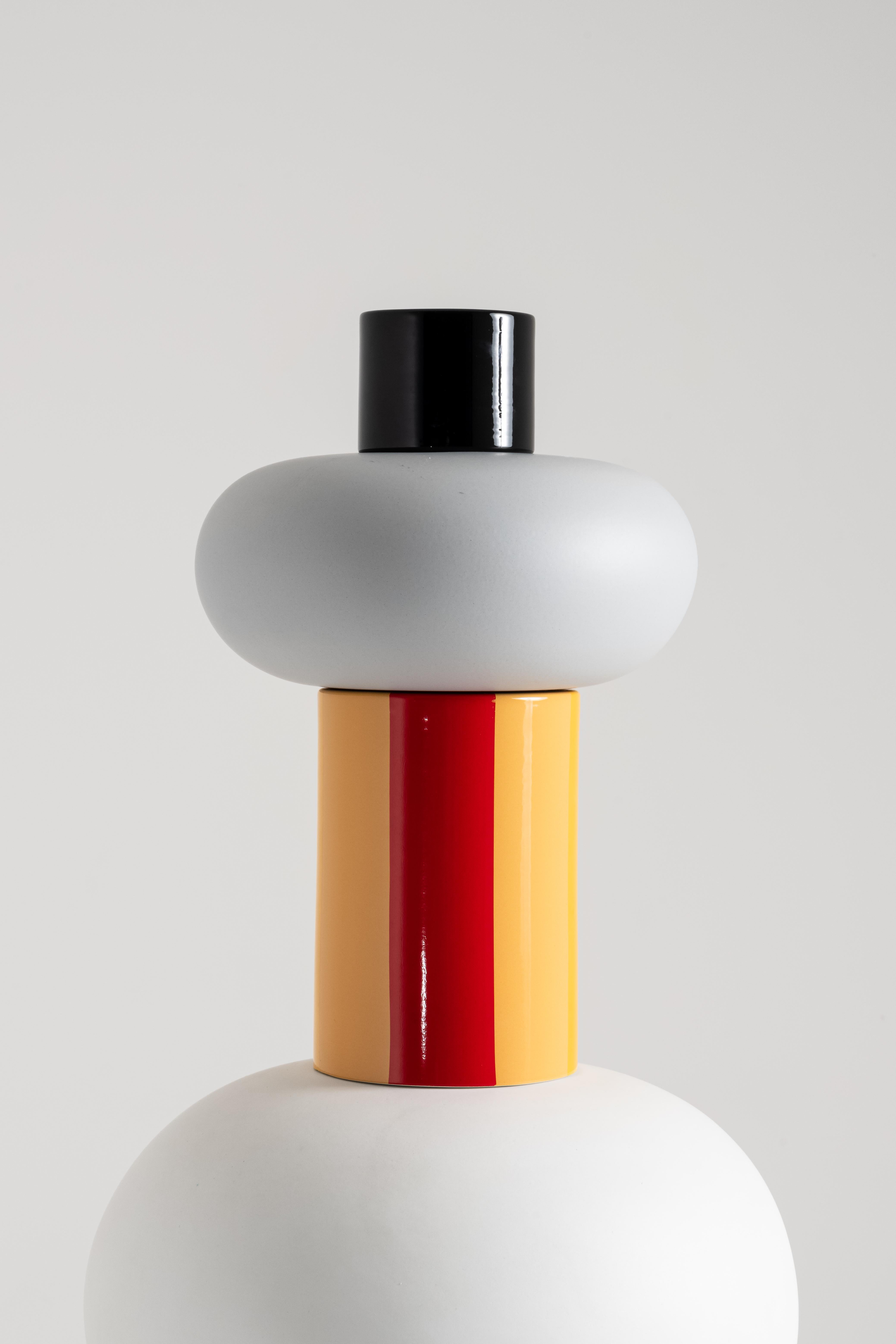 Schon früh in seiner Karriere, in den 1960er Jahren, entwickelte Ettore Sottsass seine totemistische Sprache nach einer Reise nach Indien, die seine Vision von Form, Funktion und Design tiefgreifend veränderte.

Fasziniert von ritueller Architektur
