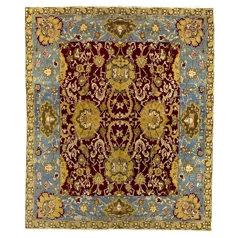 Tapis d'Agra en provenance d'Inde.
- Motif très élaboré qui se distingue par des palmettes, des feuilles et des branches entrelacées dans le champ central sur fond rouge.
- Ses contrastes de tons beige, rouge, bleu et ocre ressortent dans son