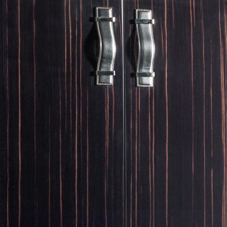 Armoire Humidor Bella Vita d' Agresti en ébène poli Neuf à New York, NY