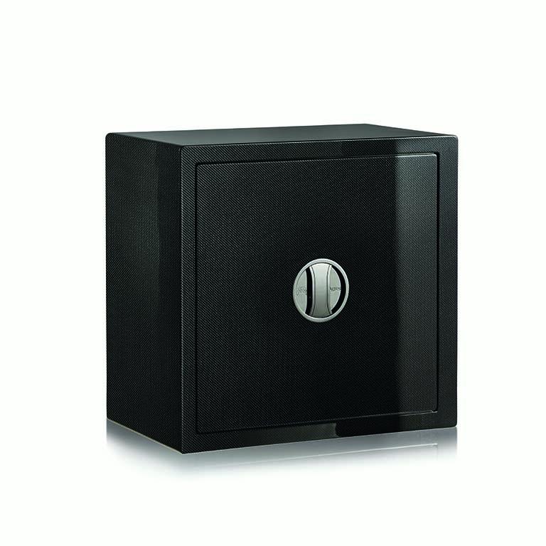 Cassaforte blindata per gioielli rivestita in carbonio lucido. Cassetti in pelle bianca, interno foderato per gioielli e orologi con portacollane estraibile. Accessori in rutenio, maniglia rotonda con apertura biometrica e sistema di chiavi di