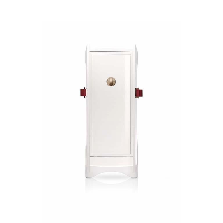 Armoire en érable piqué blanc poli avec nœud en cuir, accessoires plaqués or 24 carats. Poignée ronde avec dispositif d'ouverture biométrique et clé de secours intégrée. Porte-collier intérieur coulissant et tiroirs doublés pour les bijoux. Poignées