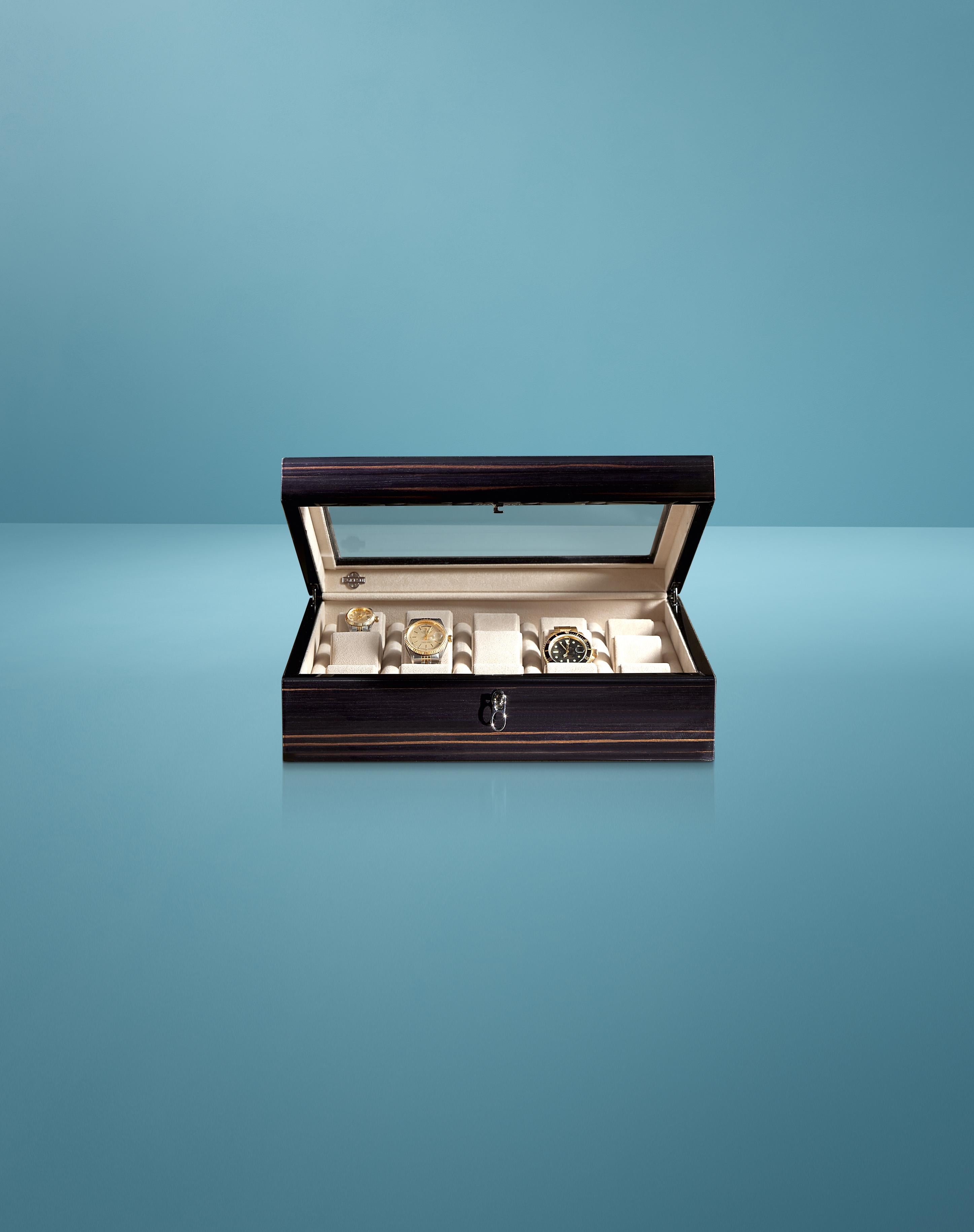 Coffret pour 15 montres en ébène poli.
    