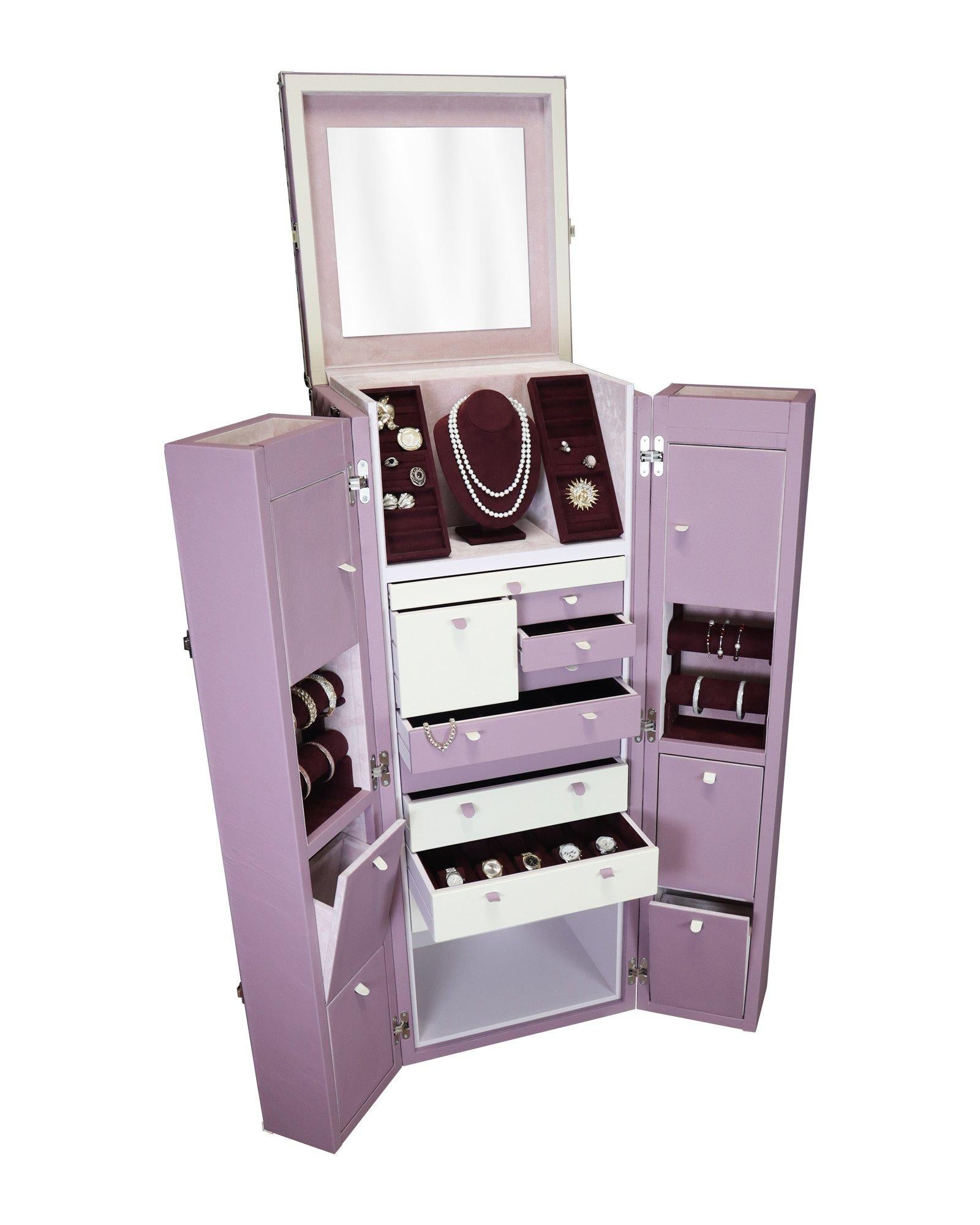 Coffre de maison recouvert de cuir paddé, accessoires en acier poli. Tiroirs et plateaux intérieurs pour tous les types de bijoux et de colliers. Tiroirs avec façades recouvertes de cuir bicolore et intérieur doublé d'ultrasuede.