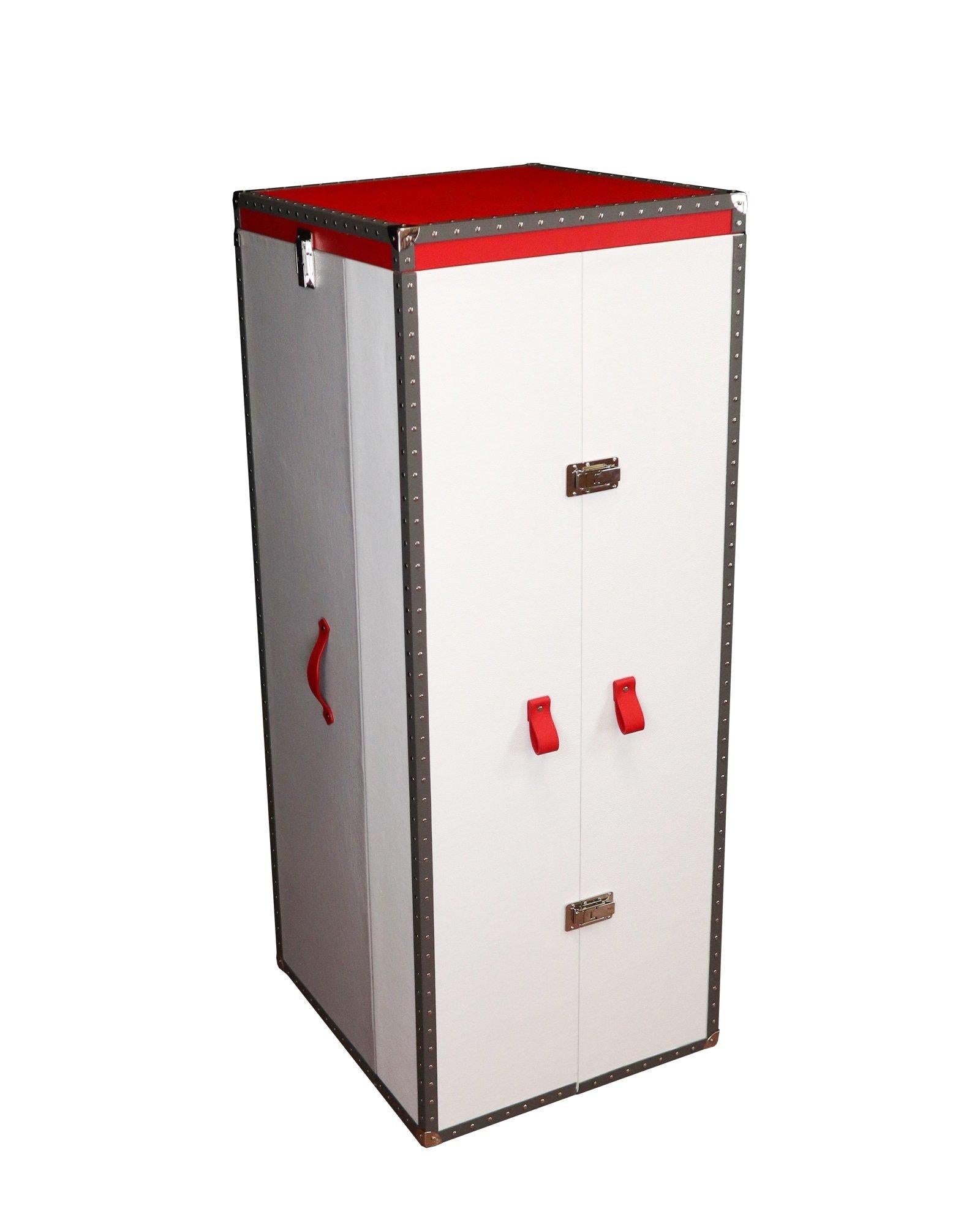 Coffre de maison recouvert de cuir, accessoires en acier poli. A l'intérieur, cinq remontoirs de montres suisses et des tiroirs pour les bijoux. Tiroirs dont les façades sont recouvertes de cuir et l'intérieur doublé d'ultrasuede.