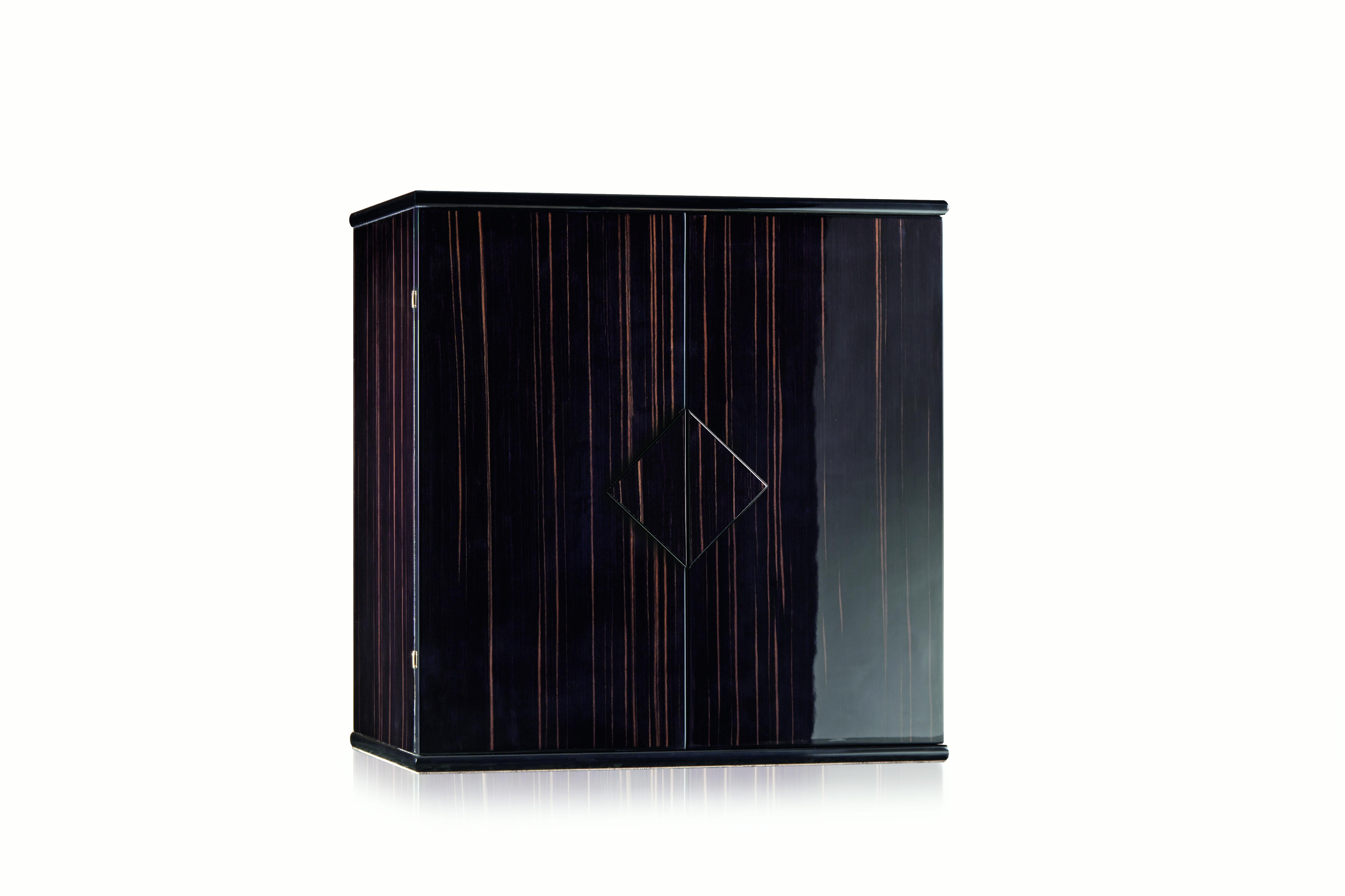 Cassapanca in ebano lucido con cassaforte di grado 2. Acciaio nero lucido. Contenuto 6 cassetti foderati per conservare tutti i tipi di Jewell e barrette per collane. Accessori in oro 24 carati placcati in ottone.    Caratteristiche uniche di questo