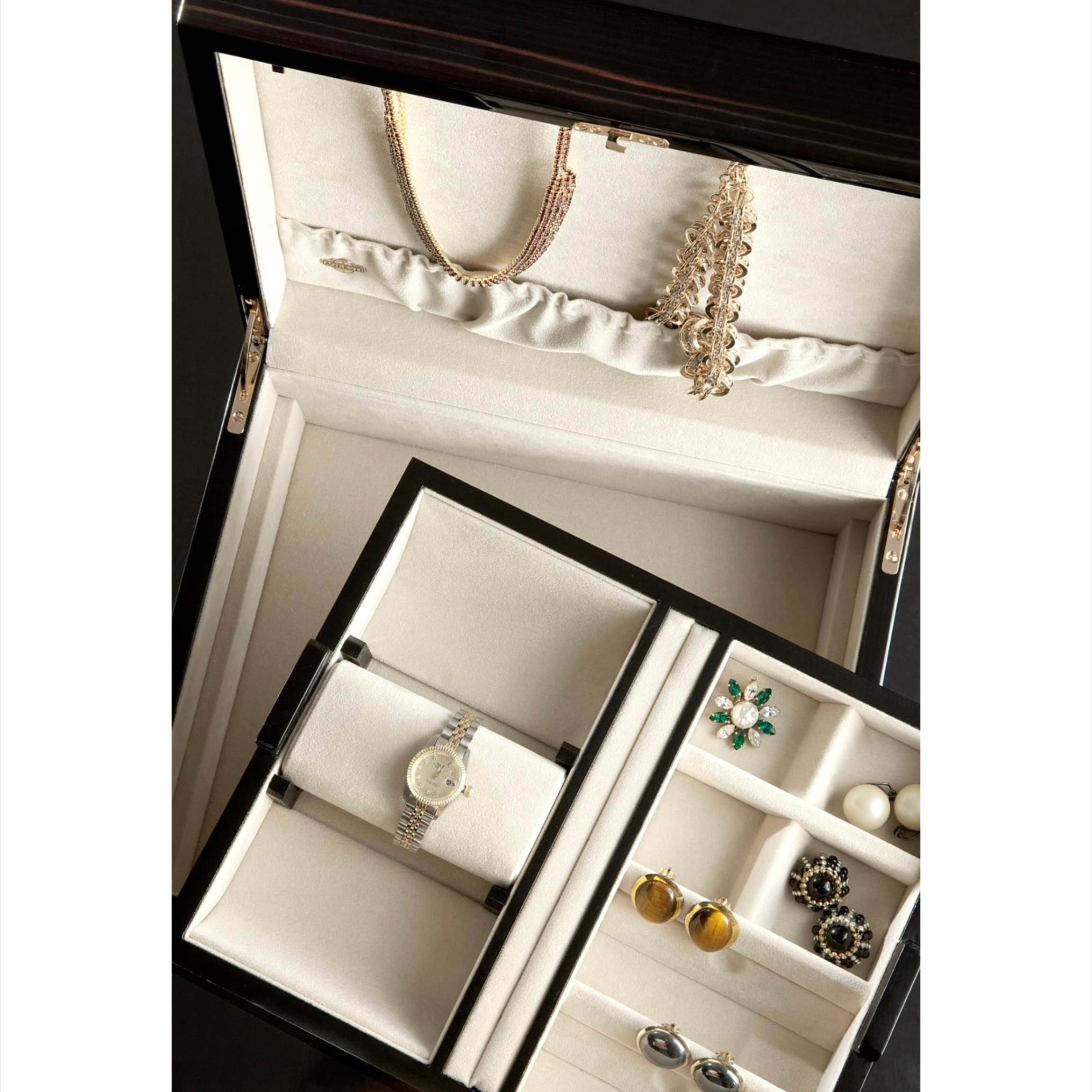 Moderne Boîte à bijoux noire polie avec quincaillerie plaquée or en vente