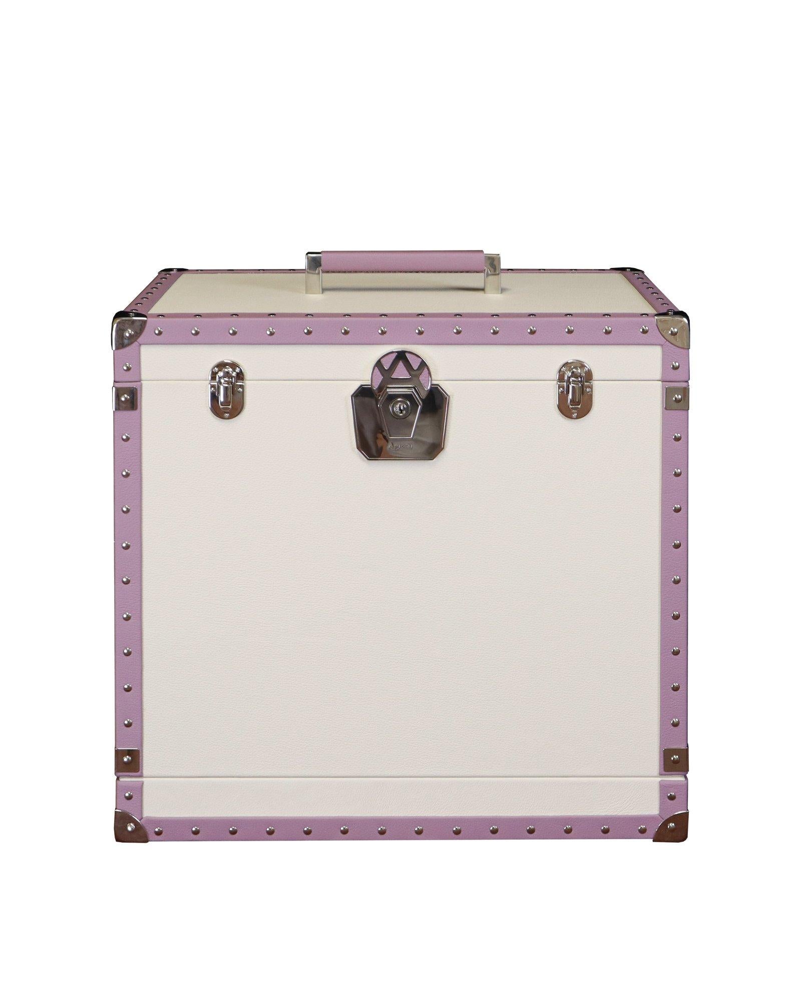 Baúl de viaje forrado de piel, accesorios de acero pulido. Cerradura con llave. Cajones y bandejas interiores para todo tipo de joyas y porta collares. Cajones con frentes forrados de cuero e interior forrado de ultrasuede.