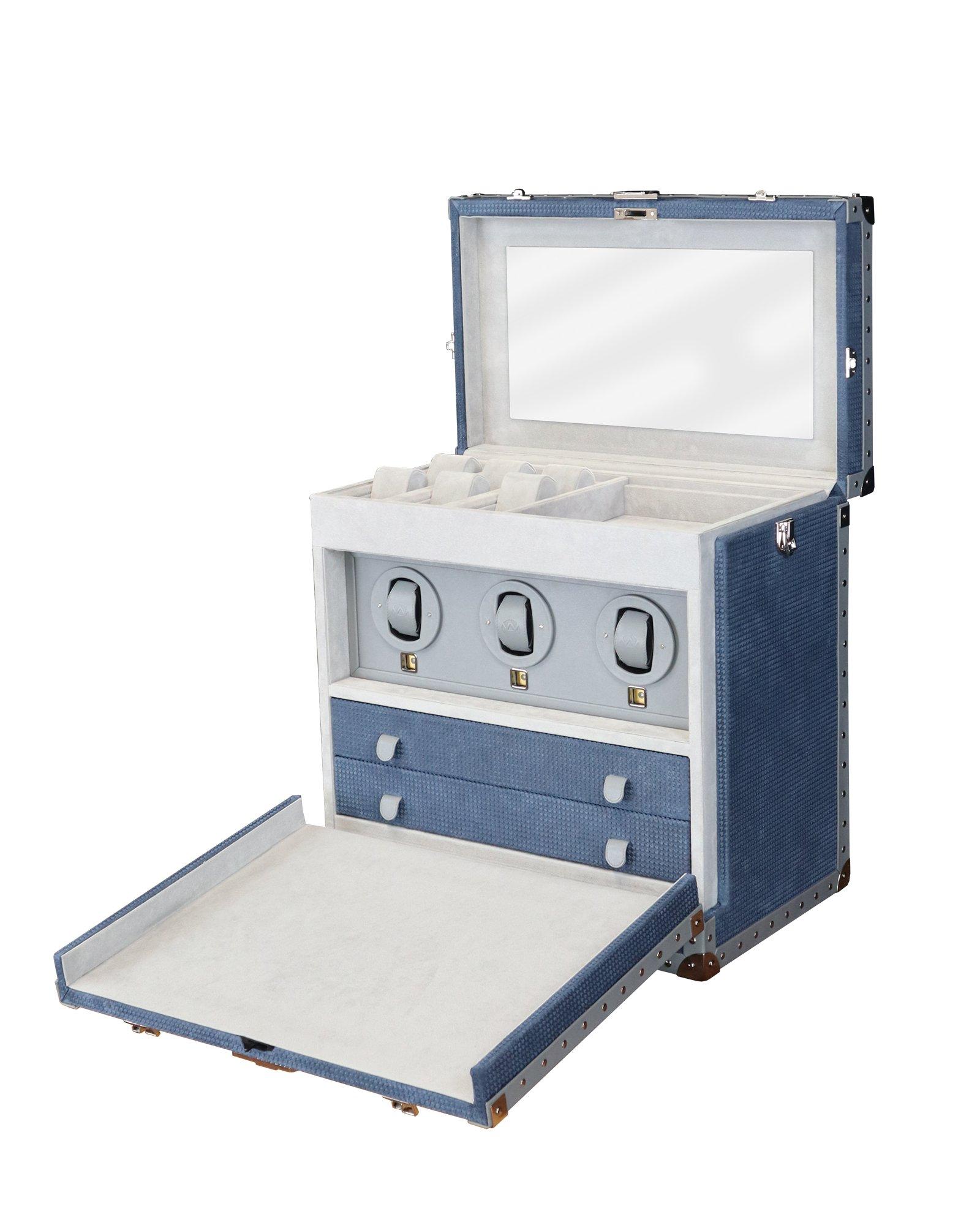 Mit Leder bezogener Reisekoffer, Zubehör aus poliertem Stahl. Schloss mit Schlüssel. Innen drei Schweizer Uhrenbeweger und Schmuckschubladen. Schubladen, deren Fronten mit Leder bezogen und innen mit Ultrawildleder ausgekleidet sind.