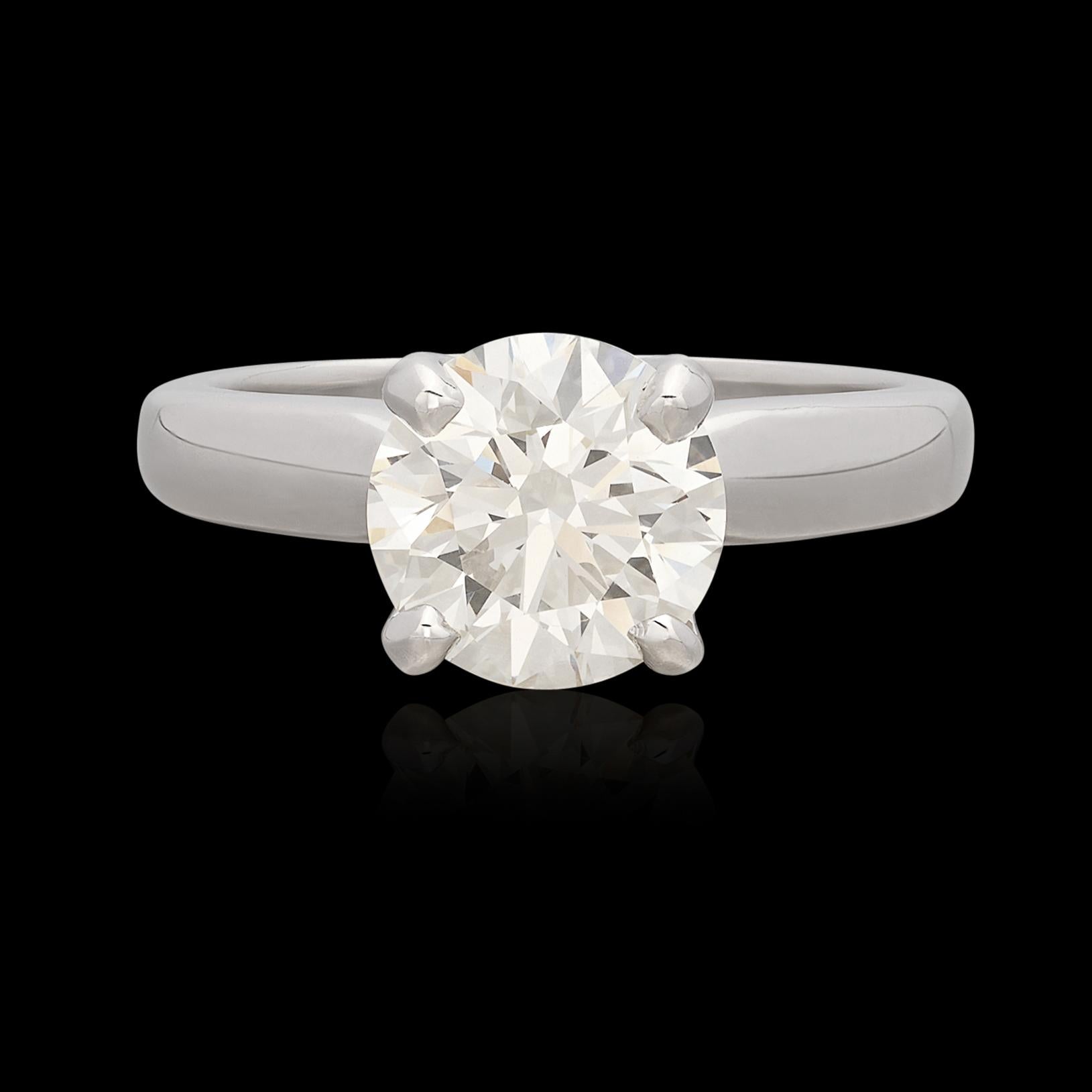 An eye-catching solitaire diamond engagement ring that is sure to impress! This platinum beauty features a 3.10 carat 