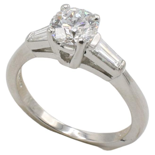 Bague de fiançailles en platine certifiée AGS 0,82 carat D SI1 Round Natural Diamond 
Rapport AGS : 0004595608
Diamant : diamant rond naturel de 0,82 carat D Si1
Diamants d'accentuation : Approx. .25 CTW F VS diamants baguette naturels effilés
