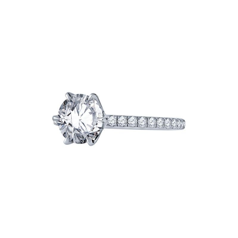 Este elegante anillo de compromiso presenta un impresionante diamante natural redondo de talla brillante de 1,42 quilates, con graduación J SI1, bellamente engastado en lujoso oro blanco de 18 quilates. Adornado con 0,25 quilates de deslumbrantes