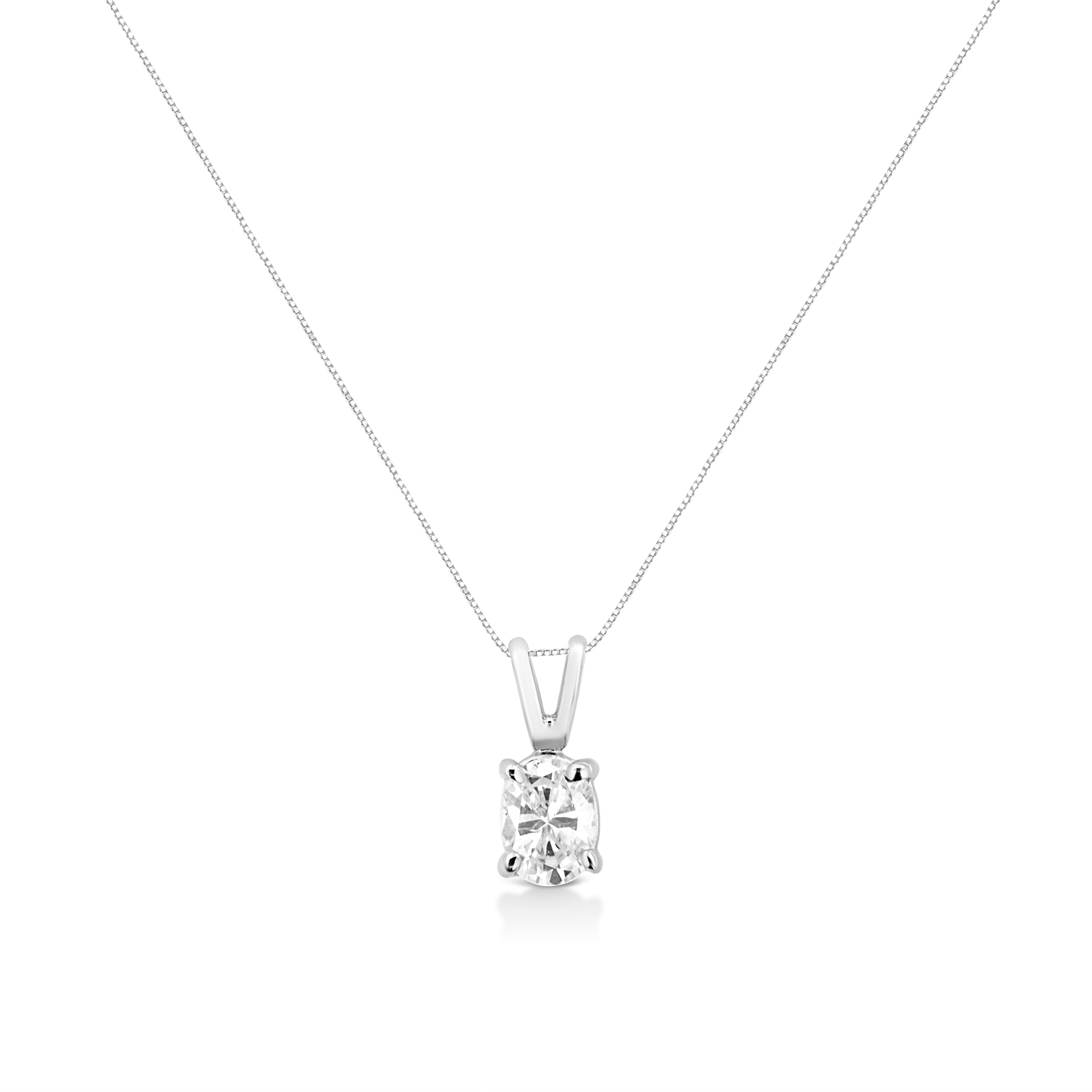 Mit diesem zarten Solitär-Anhänger mit Smaragddiamanten bringen Sie Ihren Tag zum Strahlen. Ein schillernder 1/3ct TDW Solitär-Diamant im Ovalschliff baumelt an einer Kastenkette, die mit einem Federringverschluss gesichert wird. Dieser natürliche