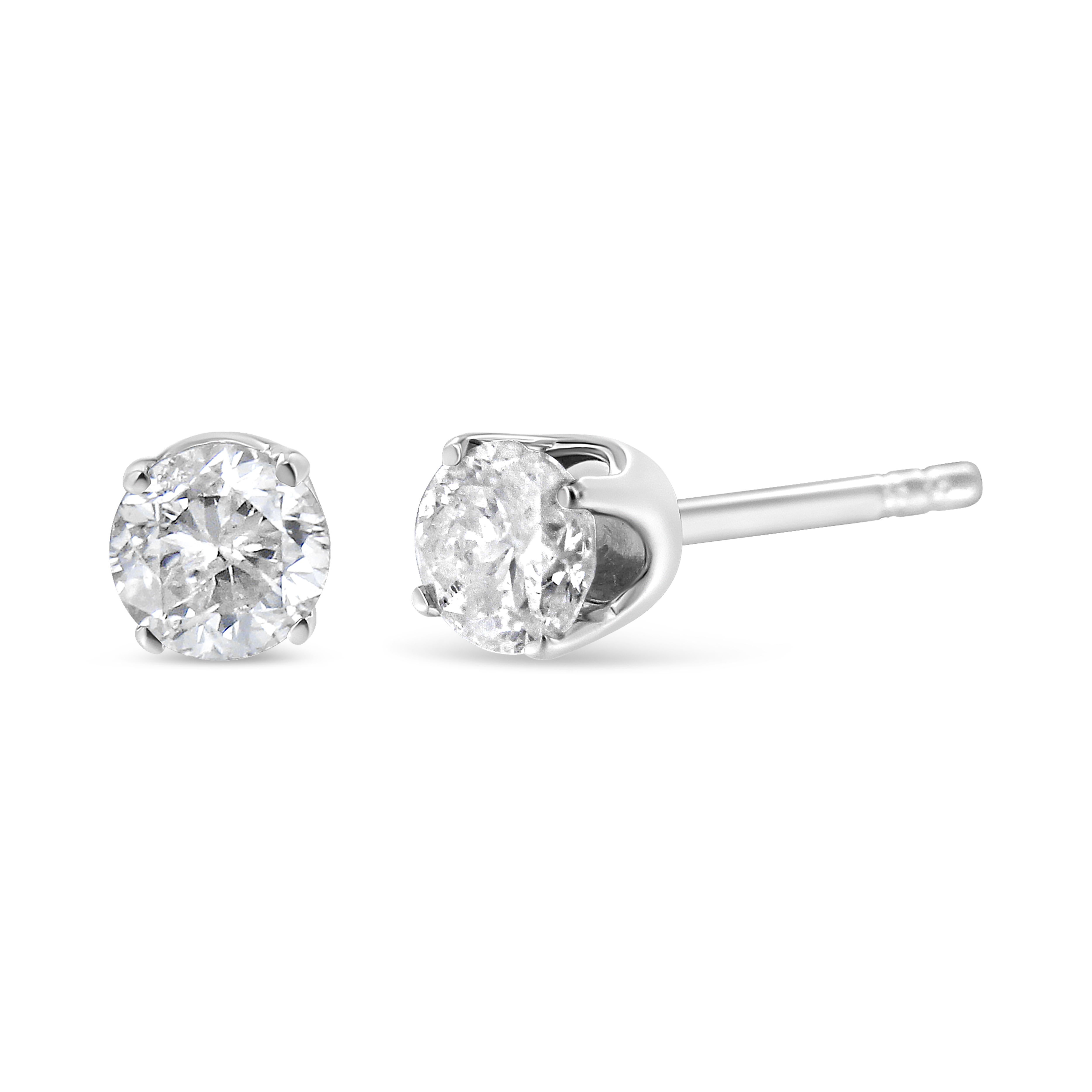 Célébrez toutes les occasions avec ces boucles d'oreilles classiques en diamant scintillant. Fabriquée en or blanc 14k, chaque boucle d'oreille met en valeur un étincelant diamant solitaire de taille ronde sur une monture à 4 branches. Éblouissantes