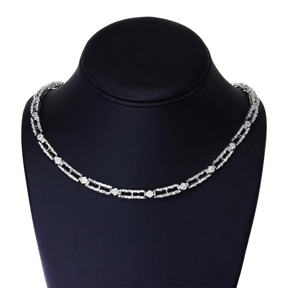 Machen Sie einen dramatischen Auftritt mit dieser unvergesslichen Diamant-Halskette. Diese außergewöhnliche Wahl aus kühlem 14-karätigem Weißgold glänzt mit abwechselnden Gliedern aus diamantbesetzten Blumenbüscheln und rechteckigen Gliedern, die