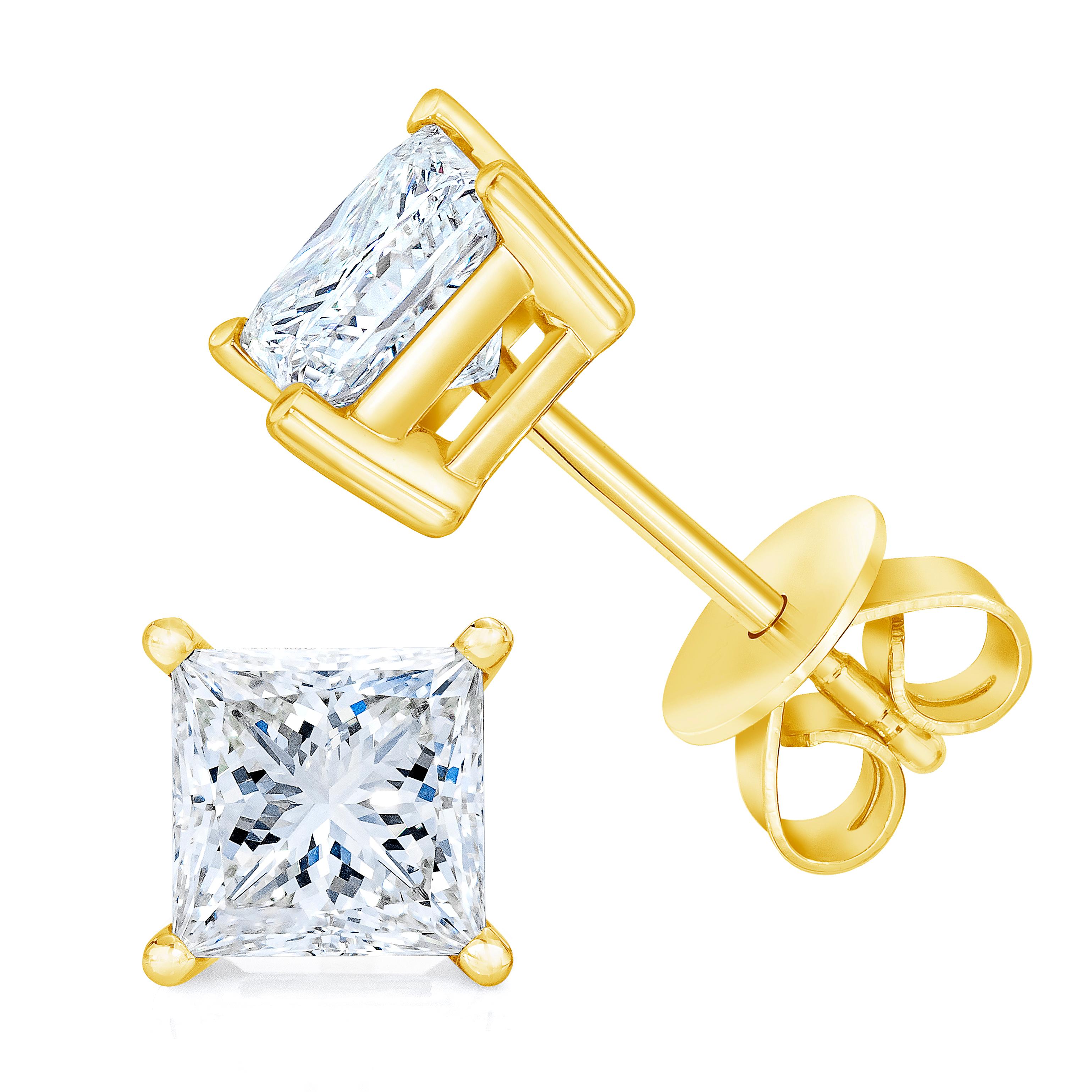 Célébrez toutes les occasions avec ces boucles d'oreilles classiques en diamant brillant. Réalisées en or jaune 14 carats, ces boucles d'oreilles mettent en valeur un étincelant diamant solitaire taille princesse dans un sertissage à quatre griffes.